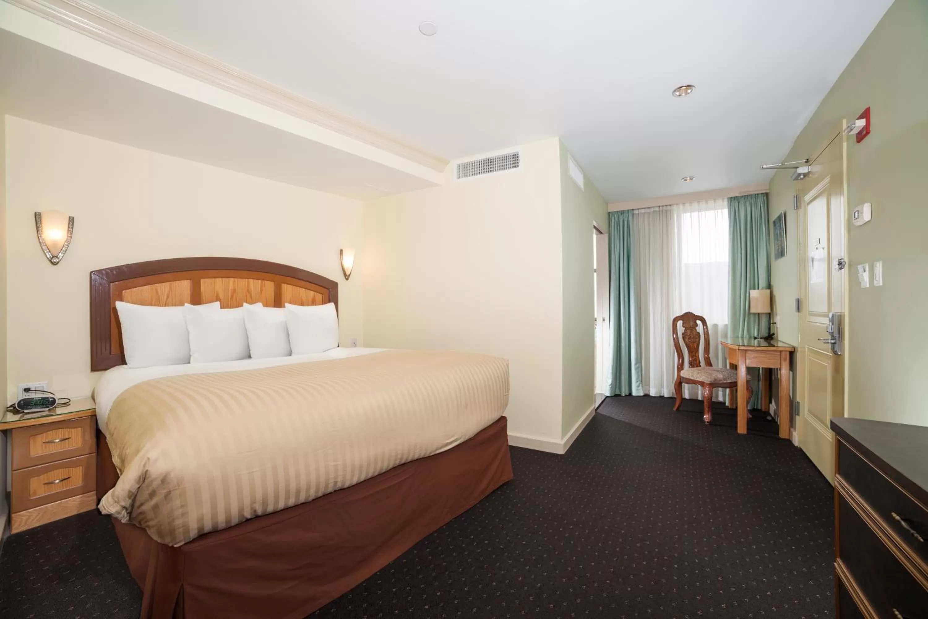 Day, Bed in Hotel Mulberry