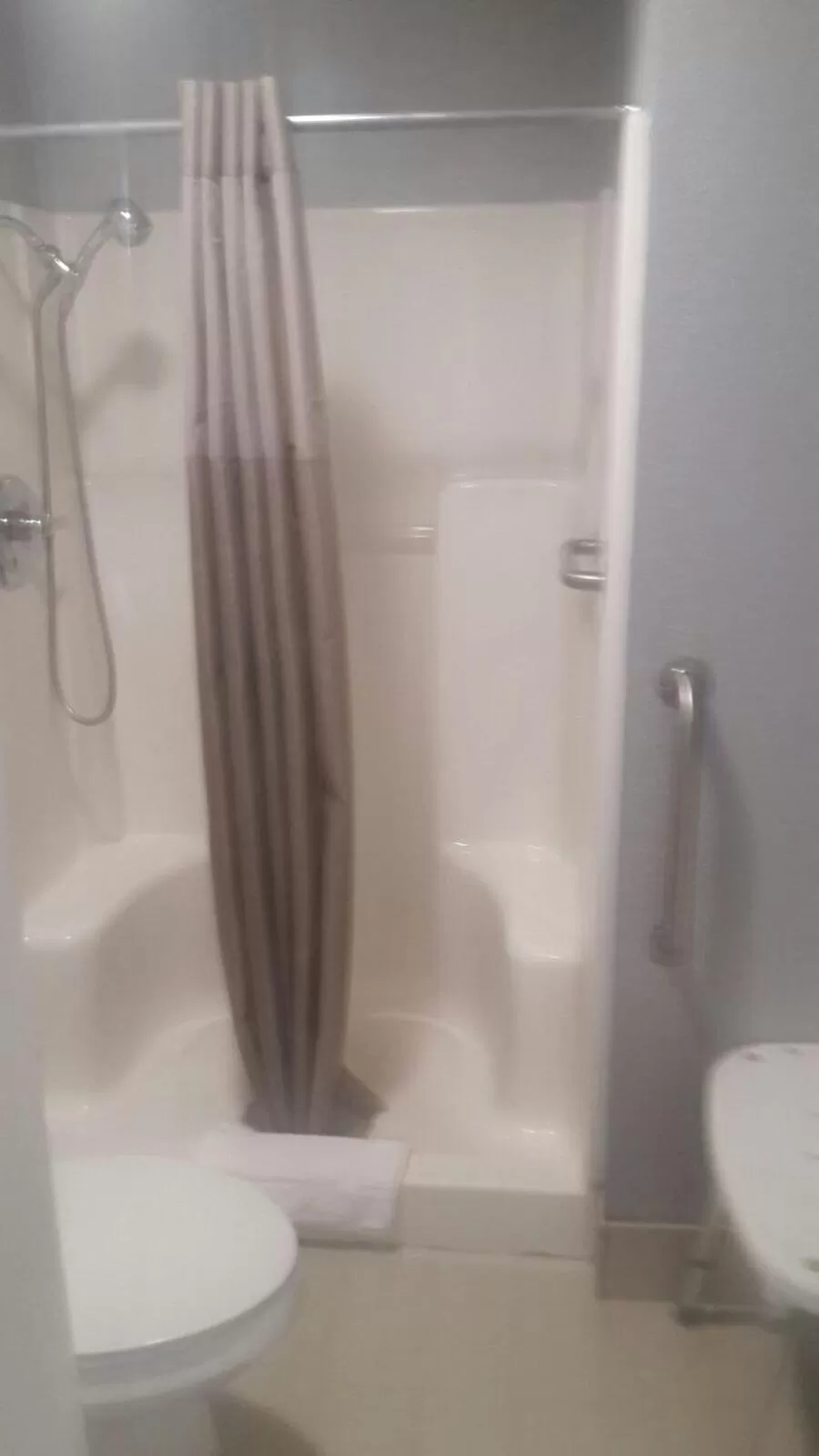 Shower in Paris Inn and Suites