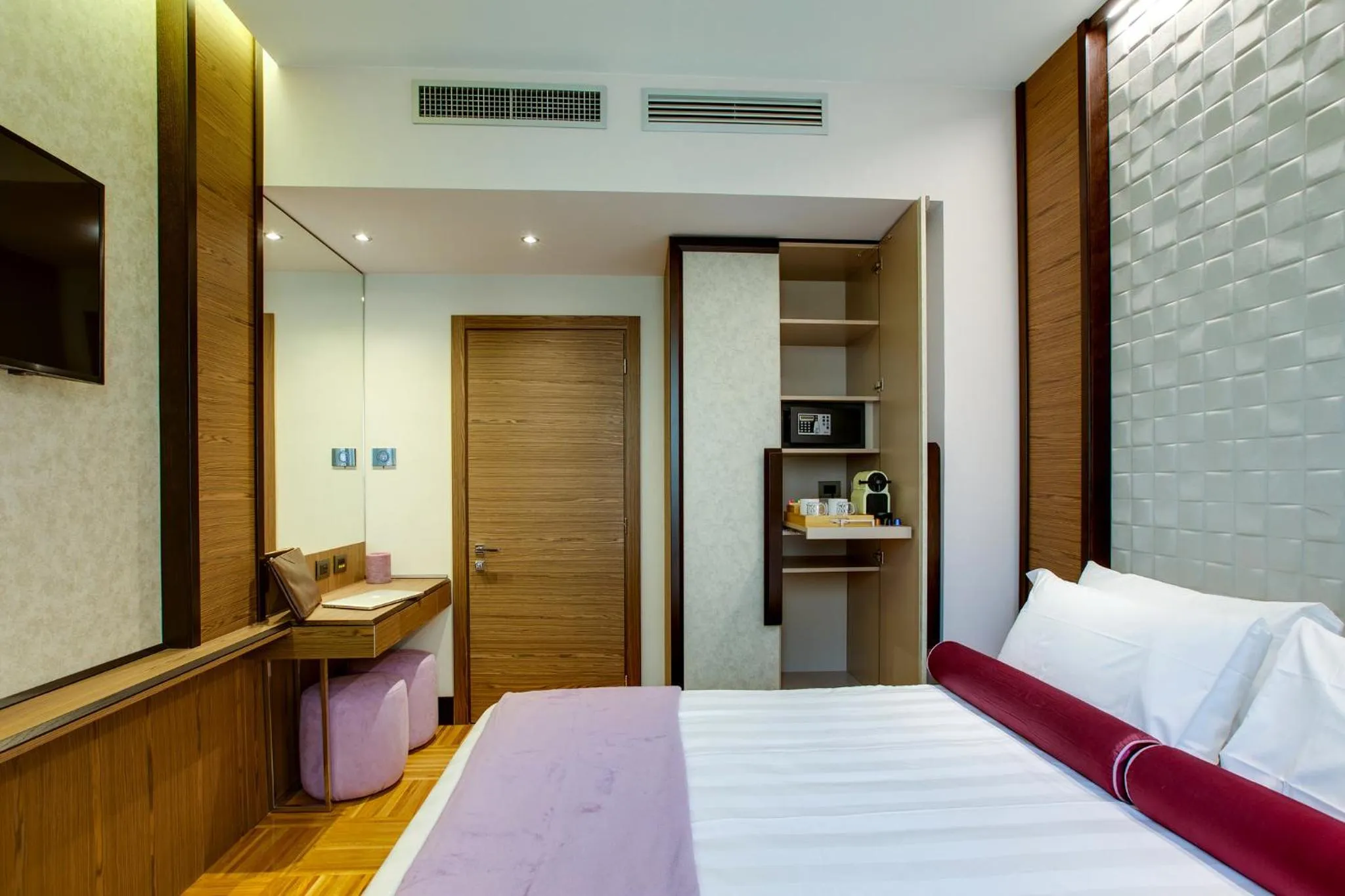 Bedroom, Bed in Solo Experience Hotel