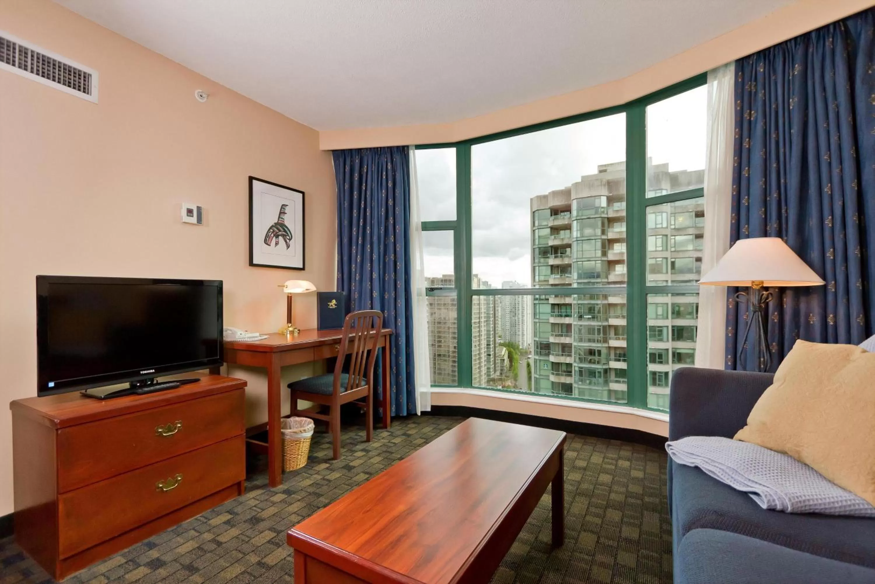 TV and multimedia in Rosedale on Robson Suite Hotel
