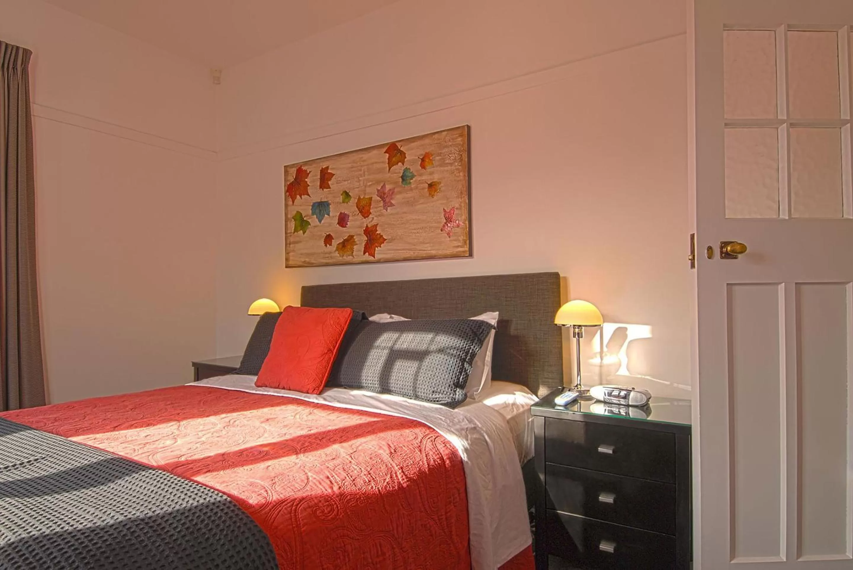 Bedroom, Bed in Pavilions Hotel