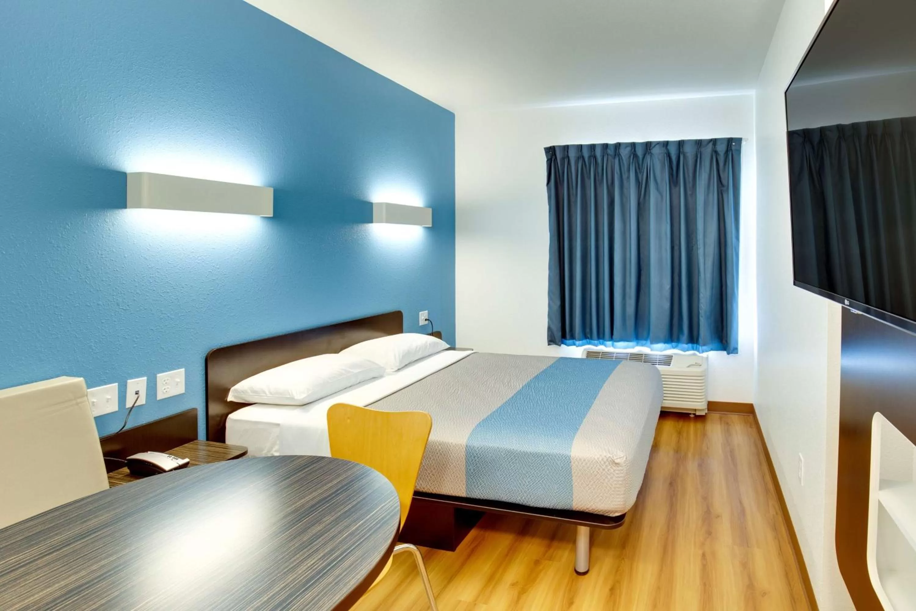 Photo of the whole room, Bed in Motel 6 Poplar Bluff, MO