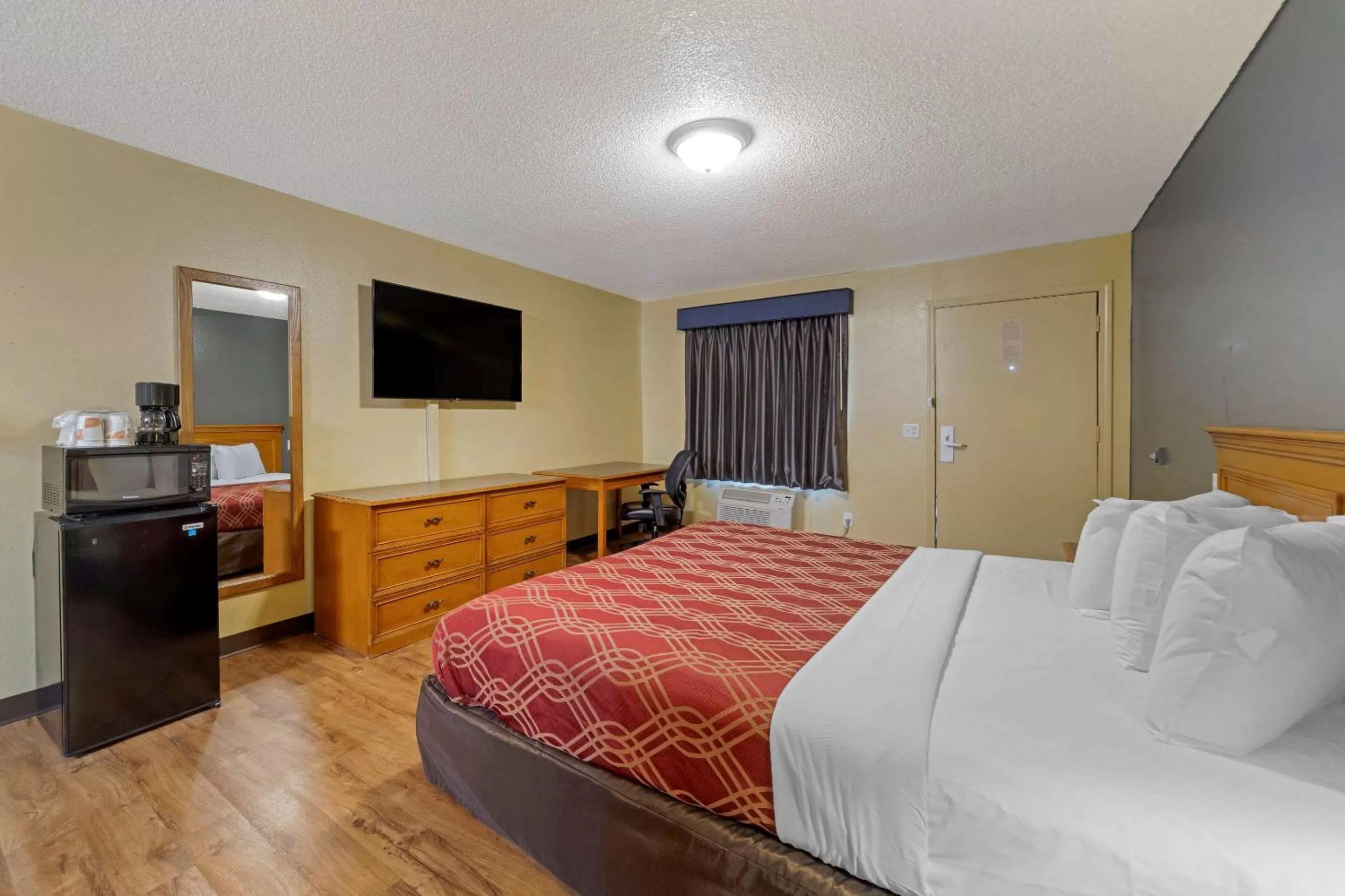 Photo of the whole room, Bed in Econo Lodge Pryor