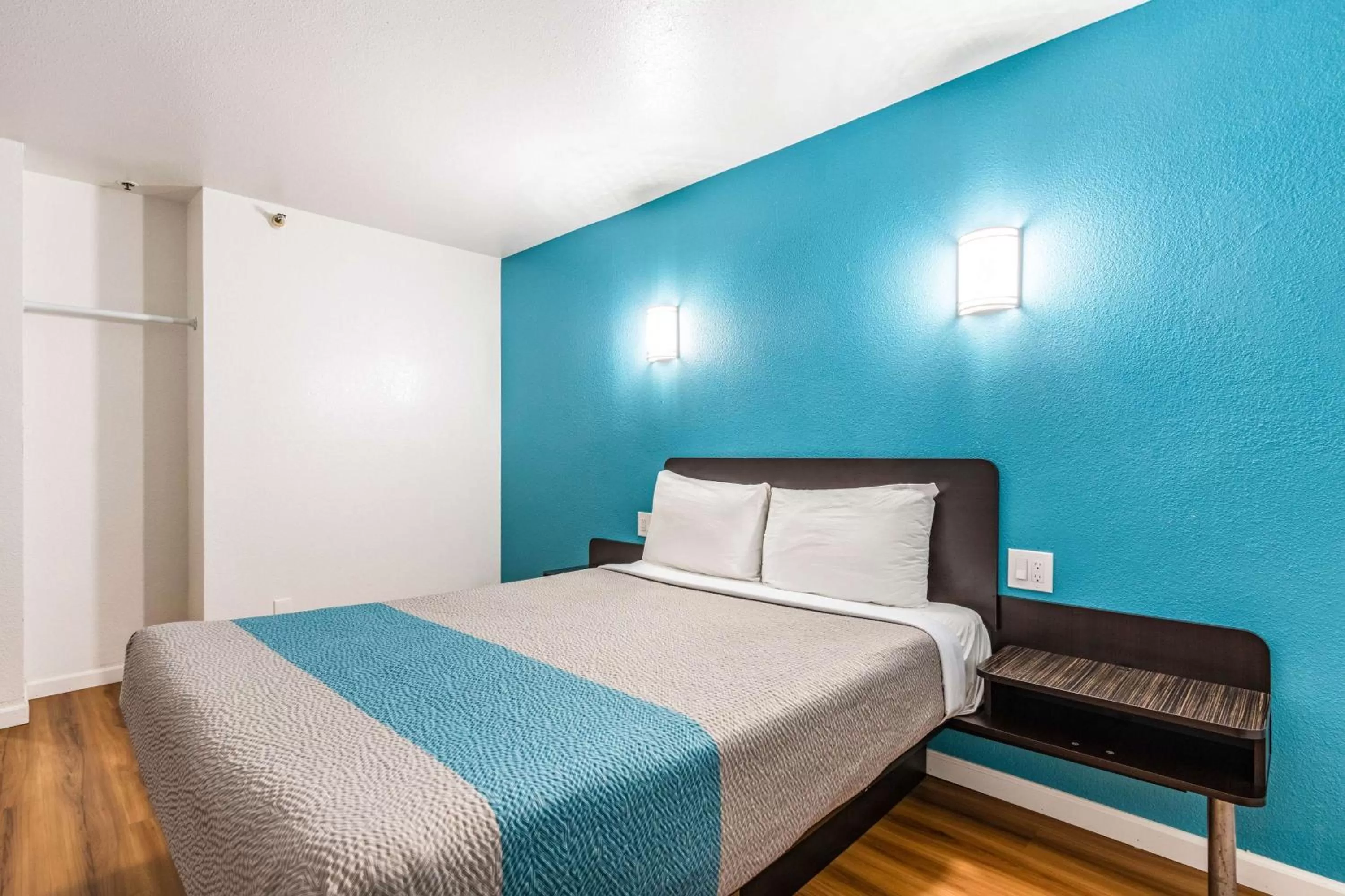 Bedroom, Bed in Motel 6-Fountain Valley, CA - Huntington Beach Area