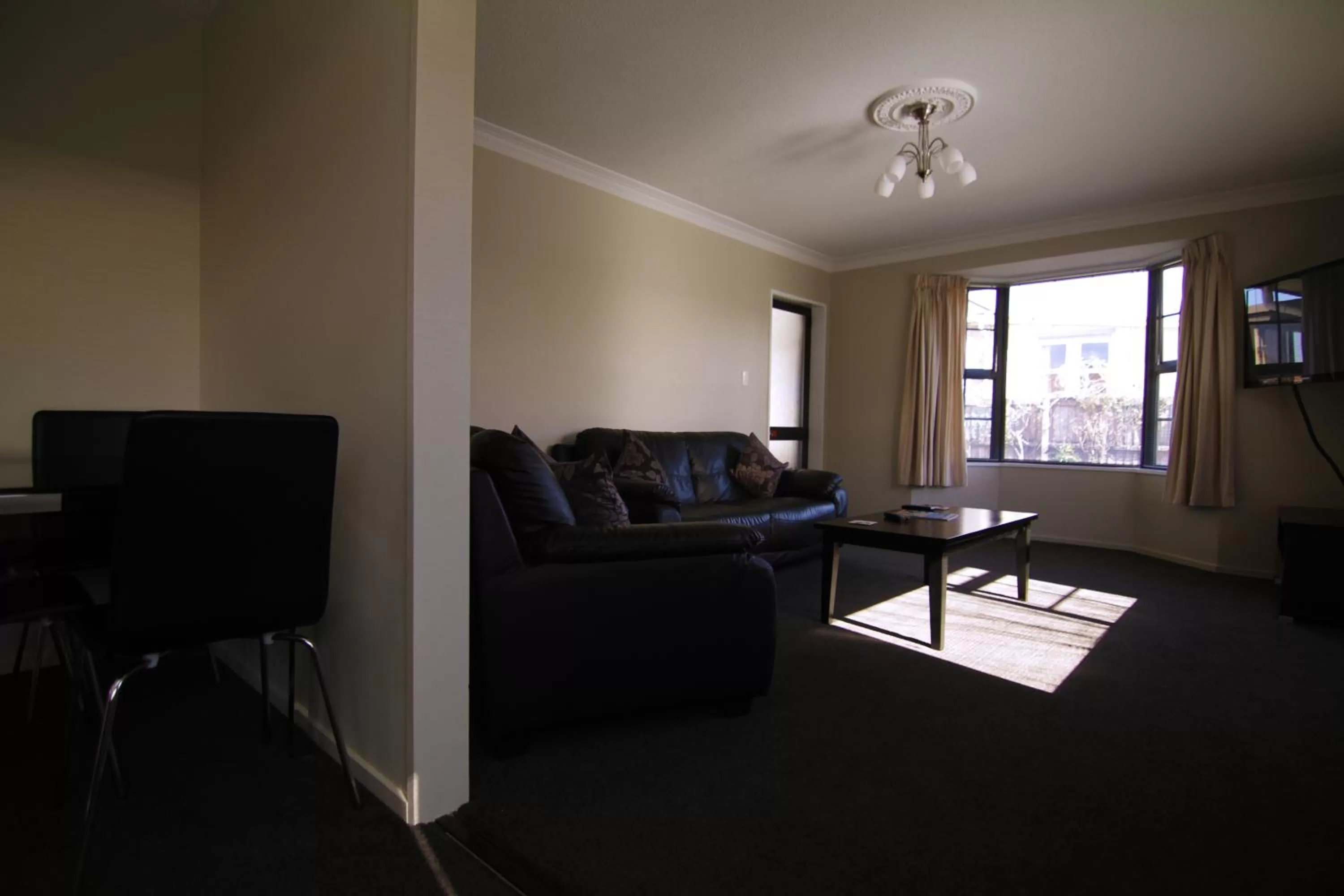 Seating area in Metropolitan Motel on Riccarton - 2 mins walk to Westfield