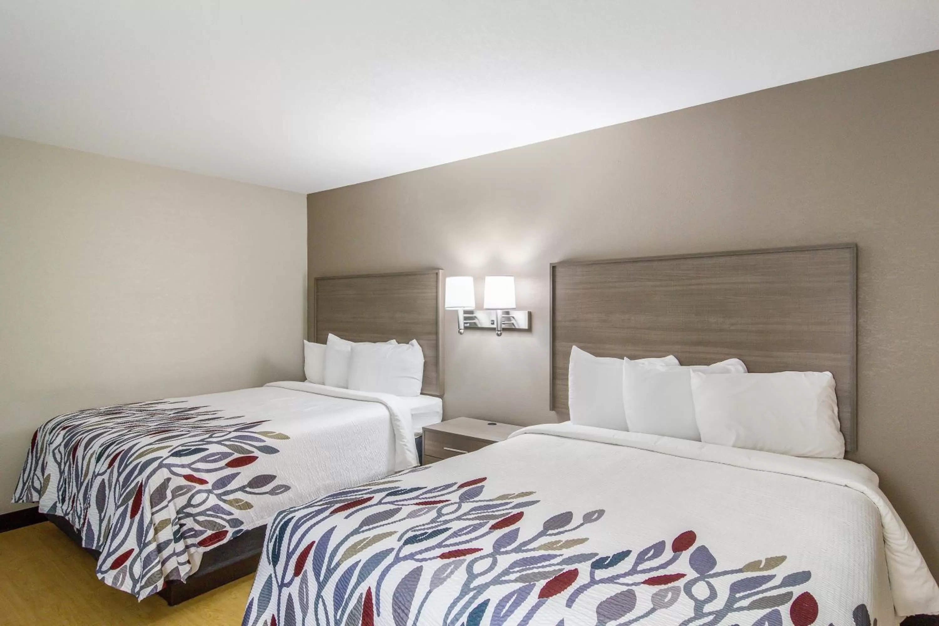 Photo of the whole room, Bed in Red Roof Inn I-95 North Brunswick Darien