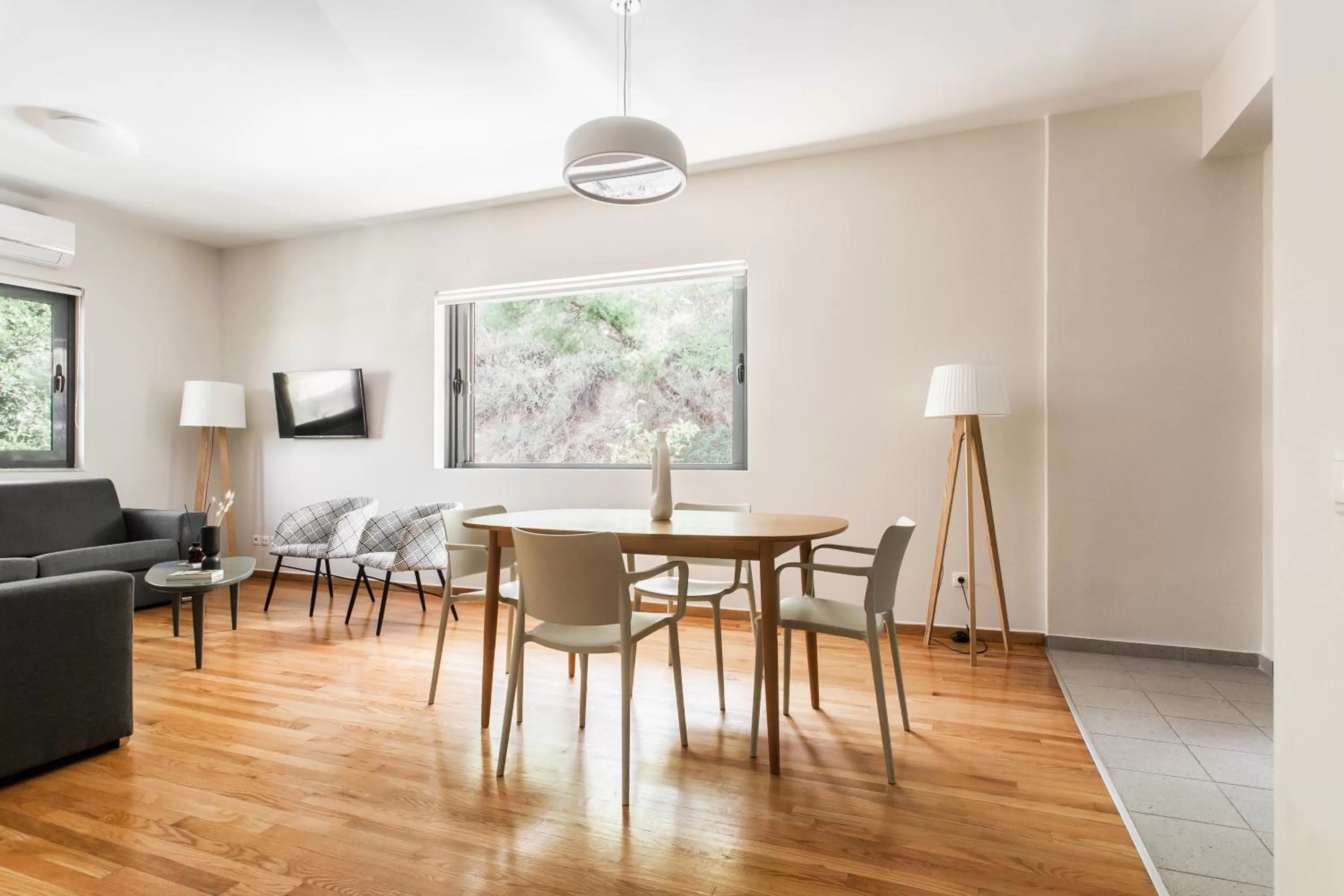 Dining Area in ZOIA The Hill by UPSTREET