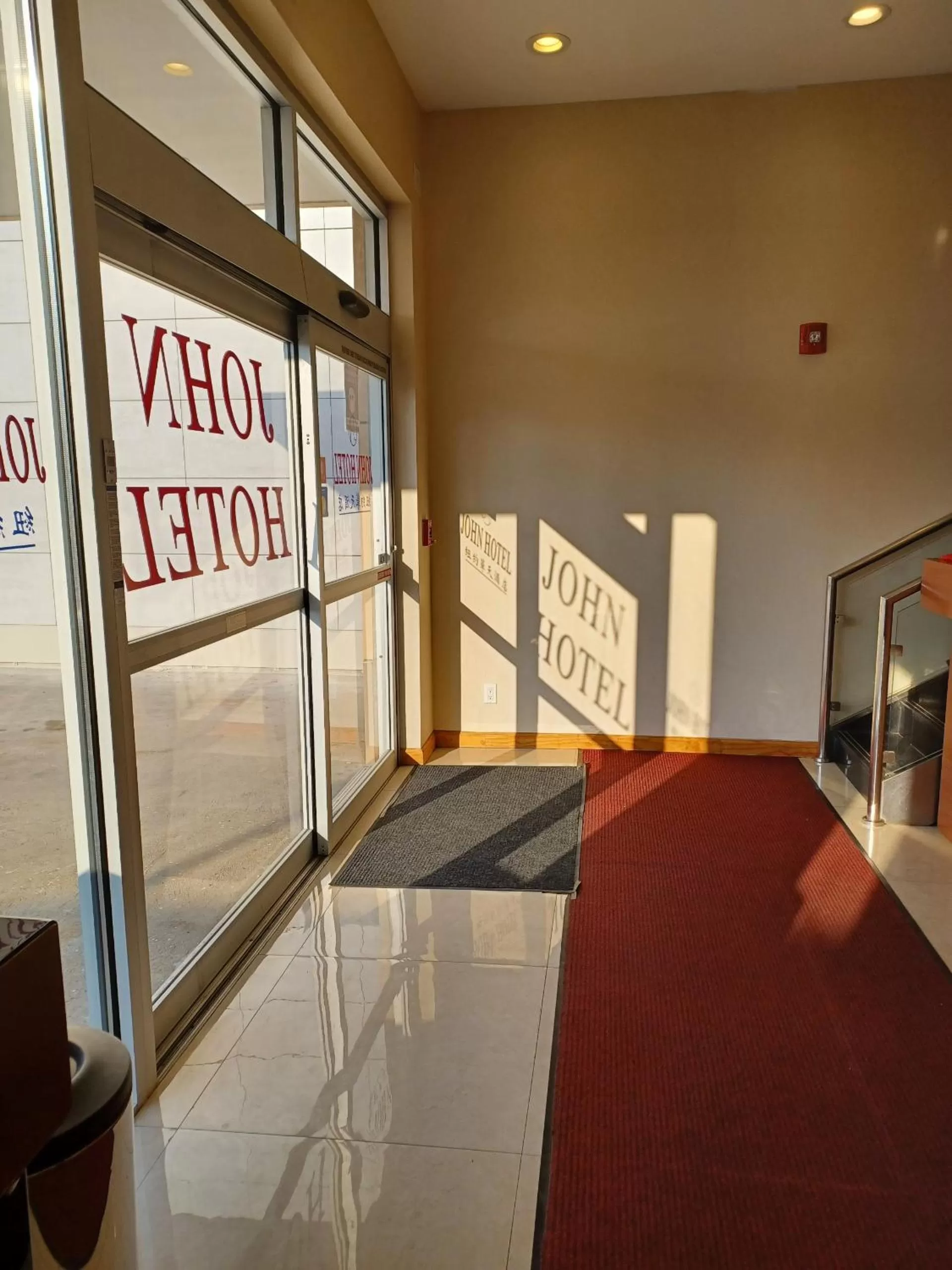 Facade/entrance in John Hotel