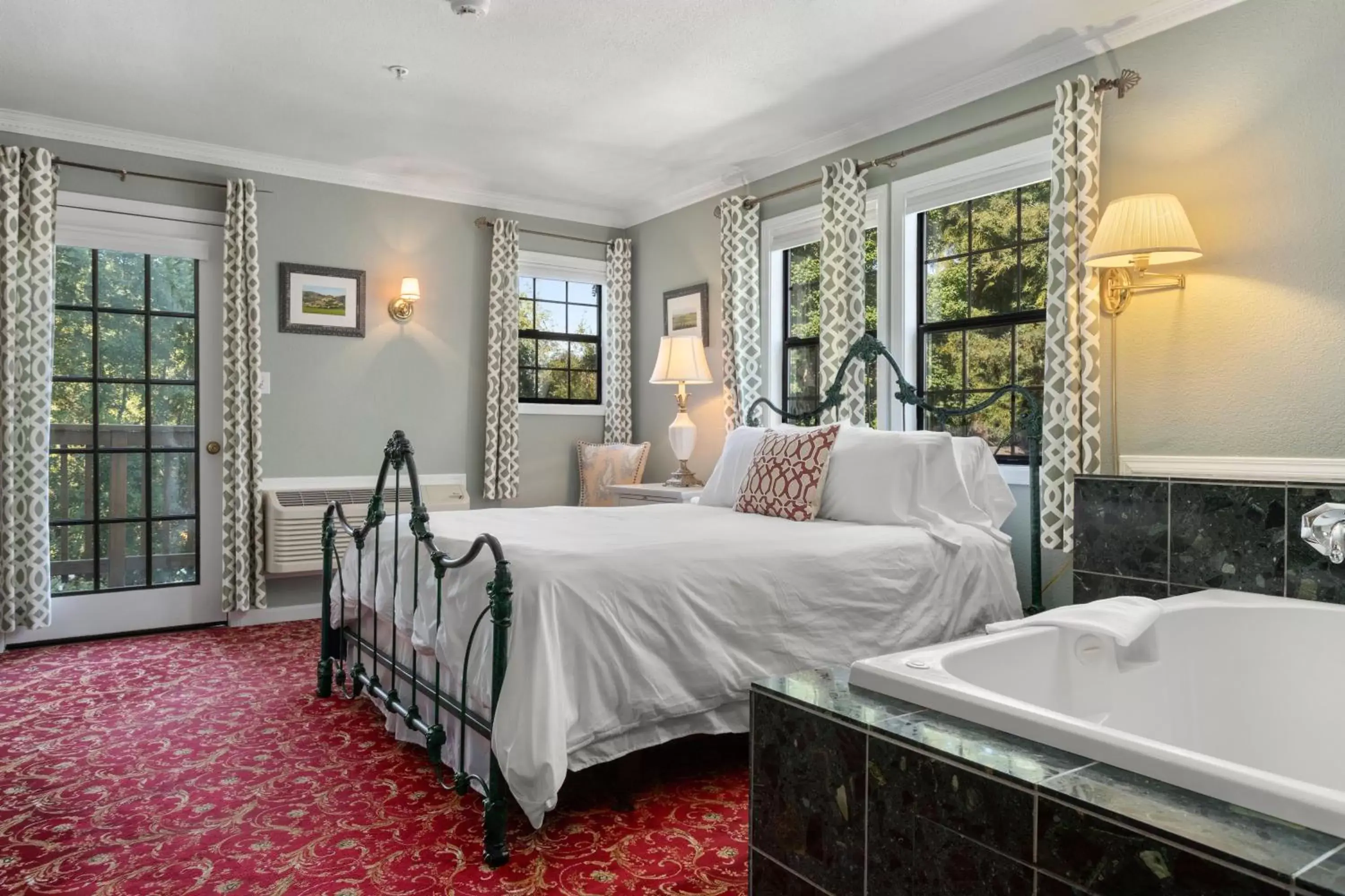 Queen Room with Spa Bath in Candlelight Inn Napa Valley Queen Room with Spa Bath in Candlelight Inn Napa Valley