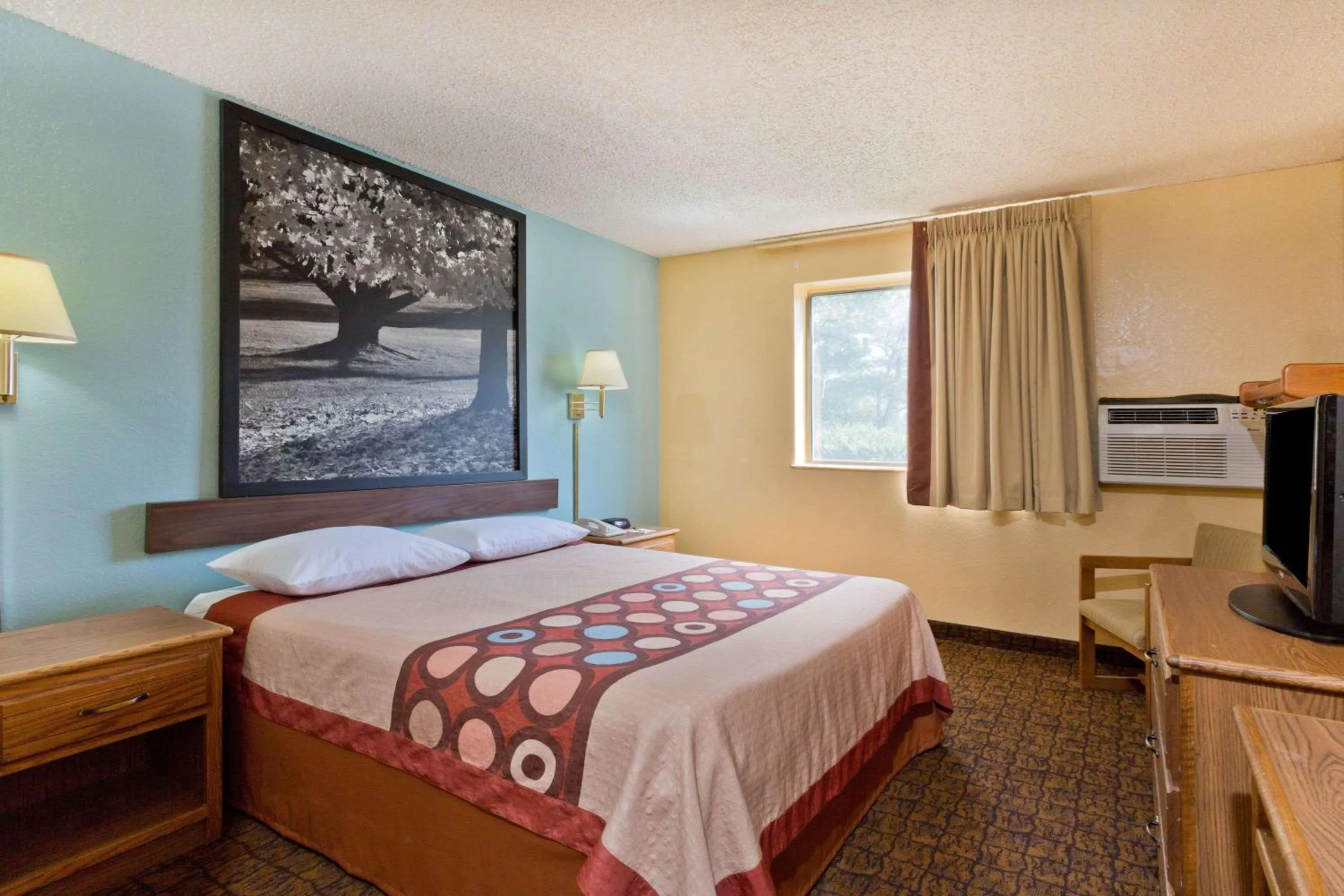 Photo of the whole room in Super 8 by Wyndham Lexington Park/California Area