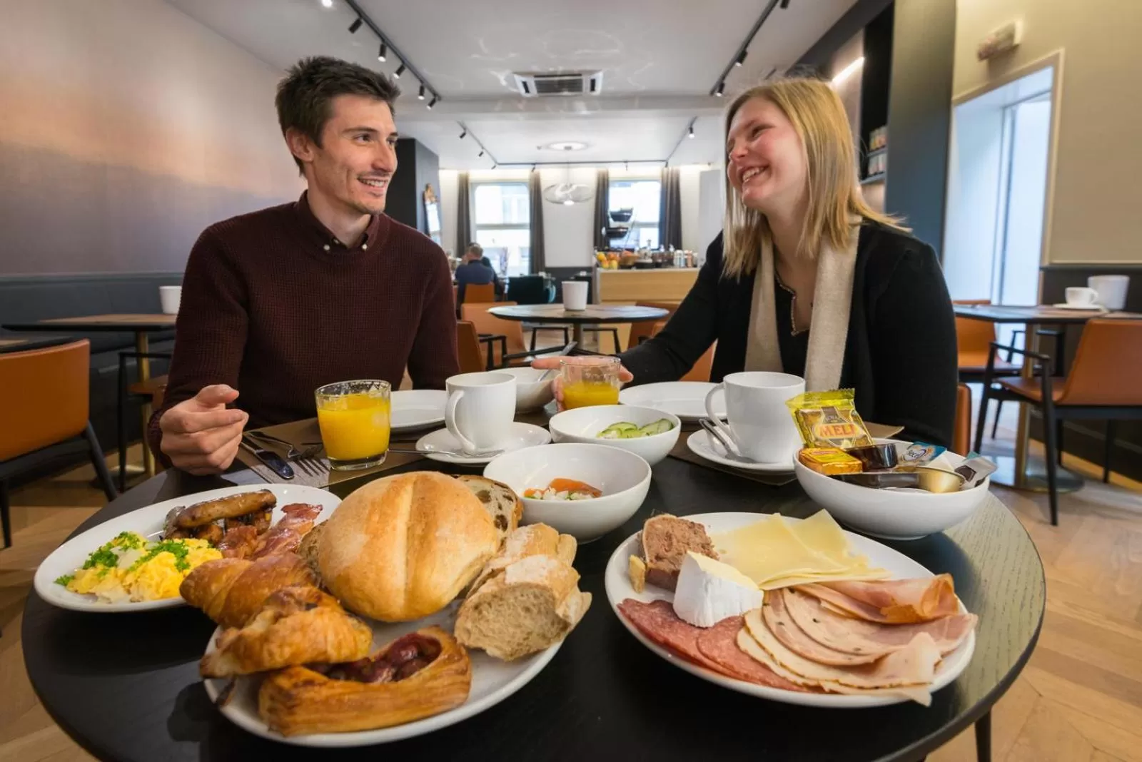 Restaurant/places to eat in Hotel Acacia