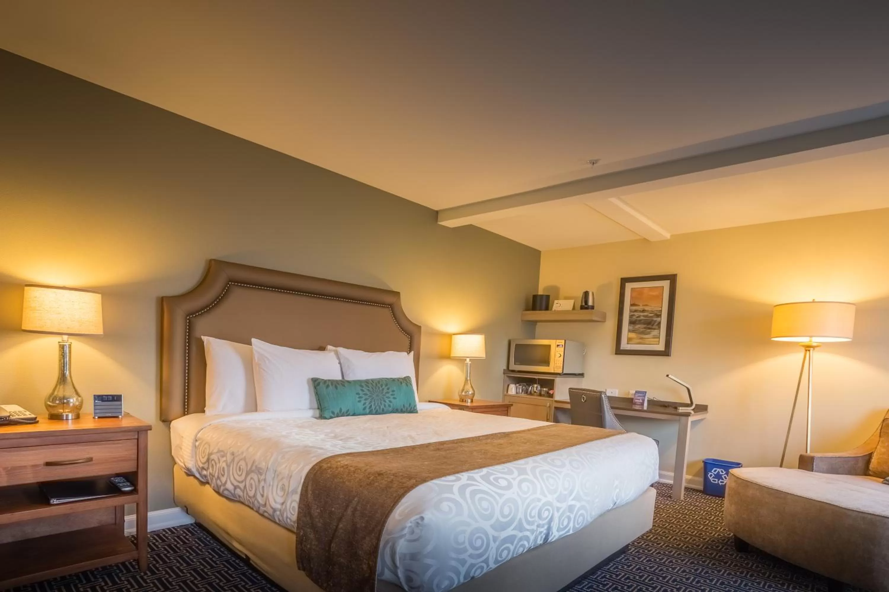 Bed in Inn at Nye Beach