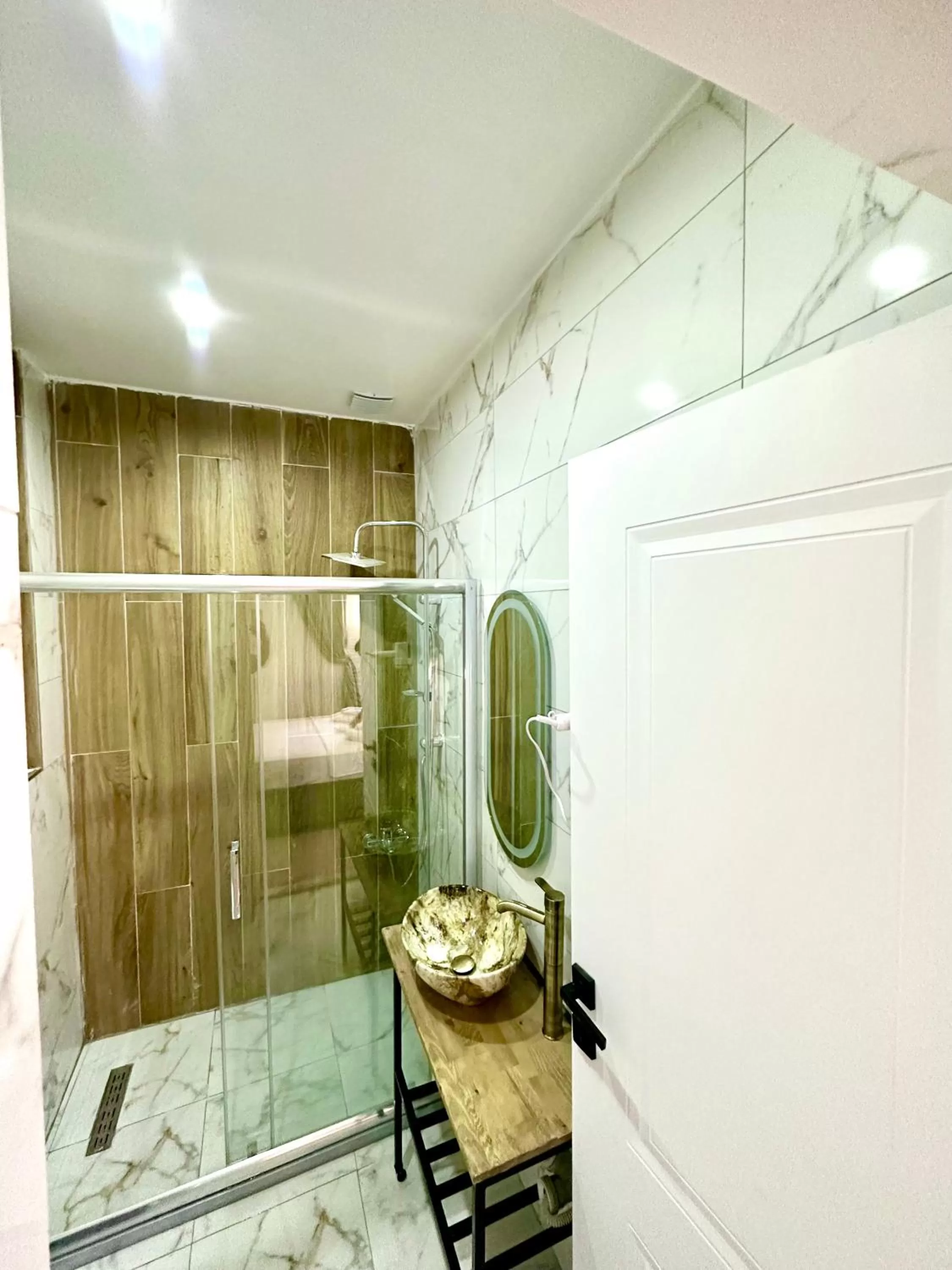 Shower in Newalla Hotel Old City