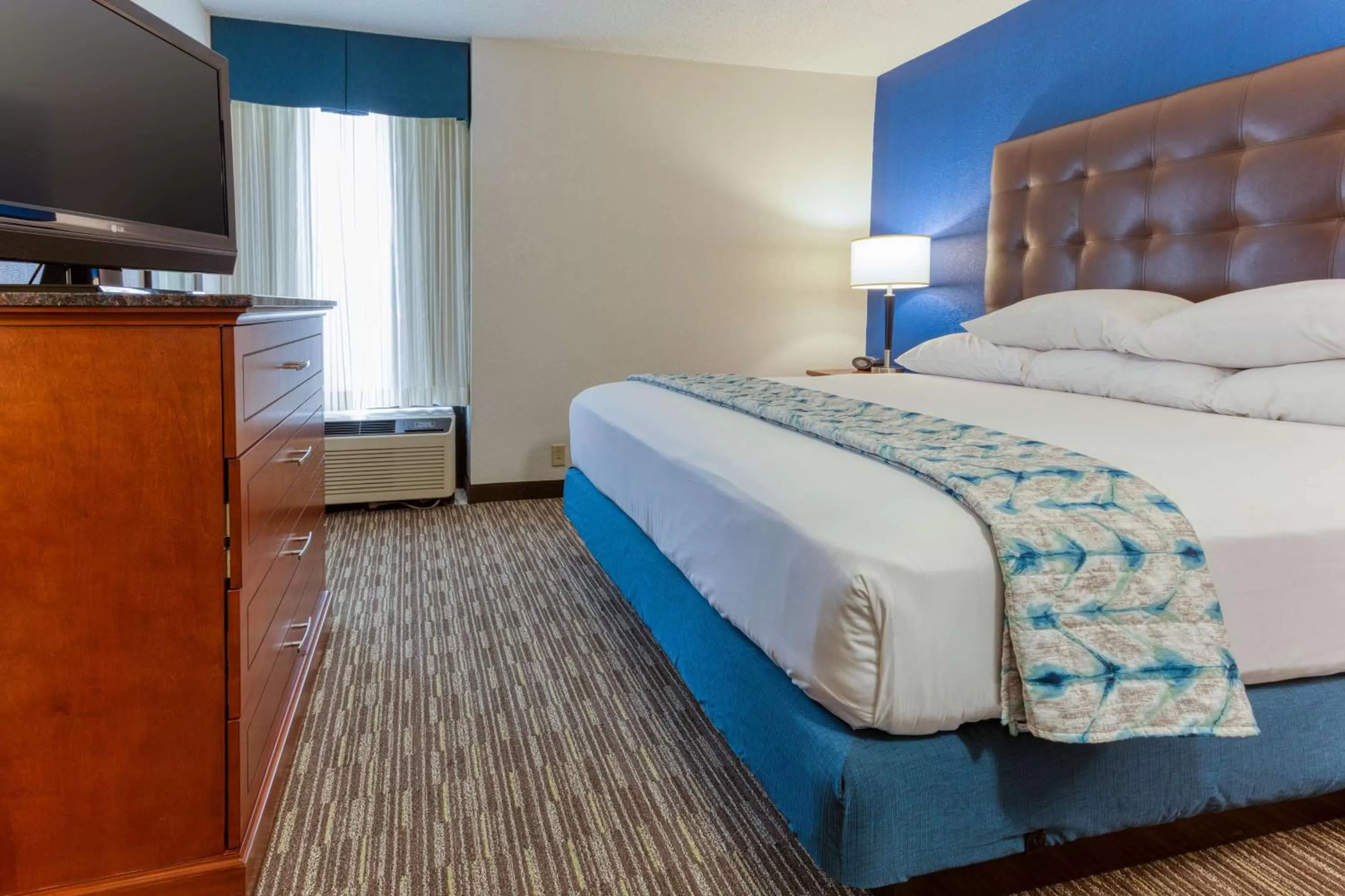 Deluxe King Suite in Drury Inn & Suites St. Louis Fenton