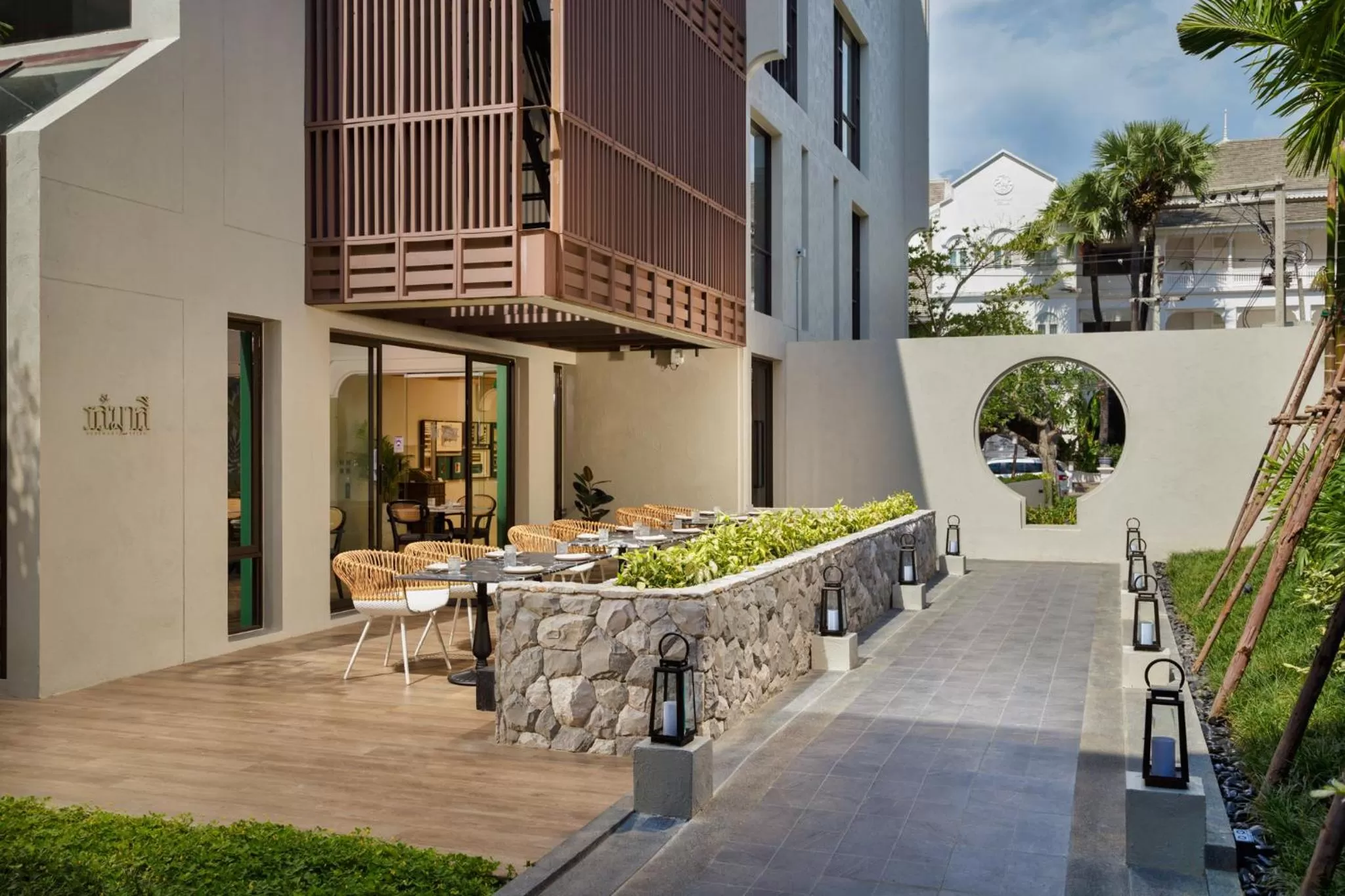 Property building in Maladee Rendezvous Hotel Chiang Mai