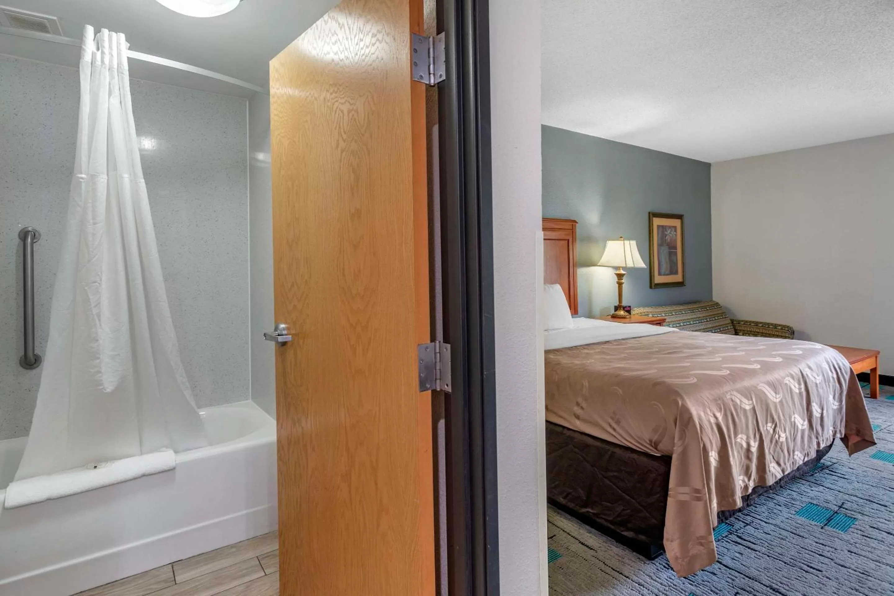 Bedroom, Bed in Quality Inn & Suites Chattanooga West near Lookout Mountain