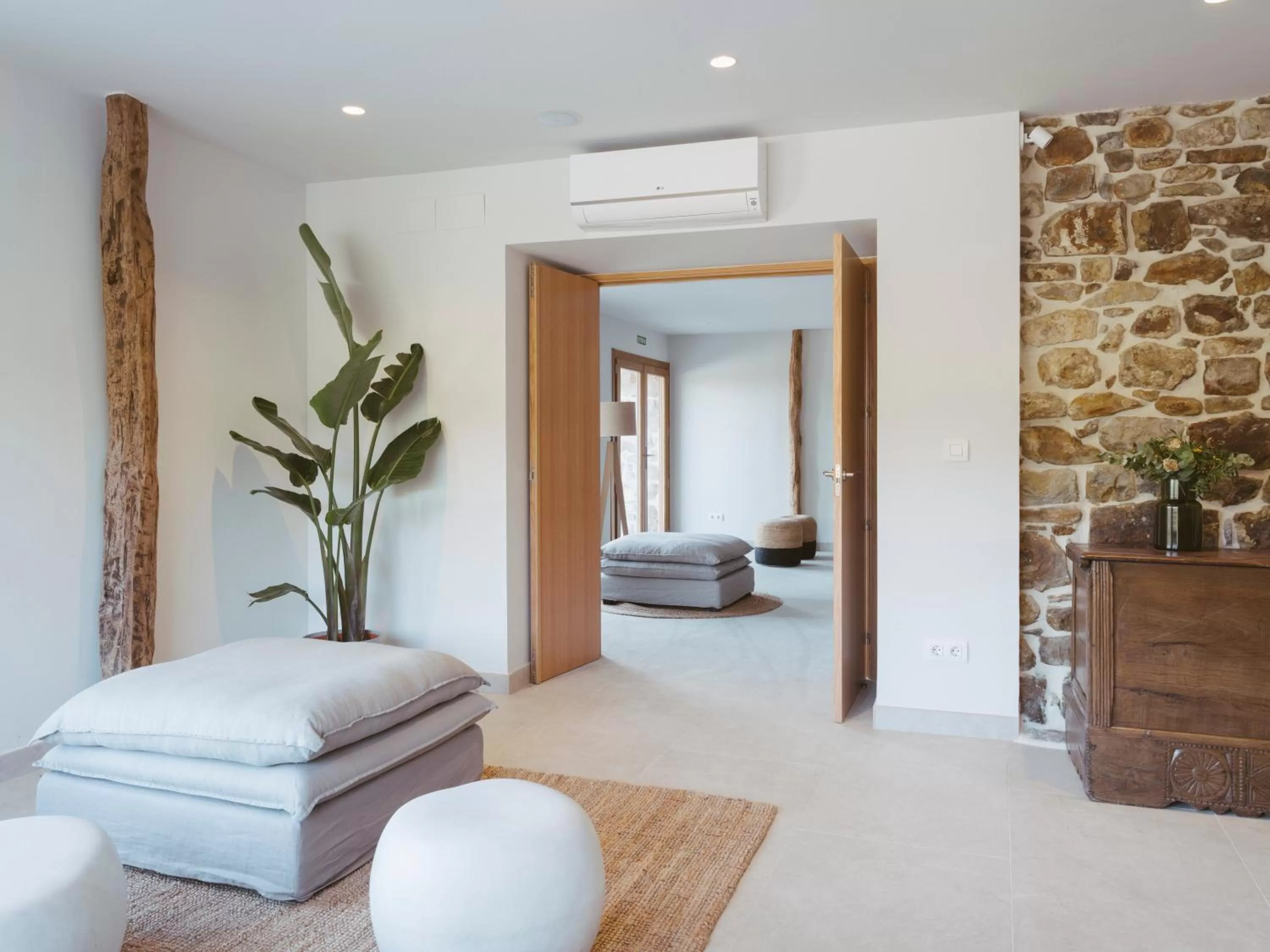 Living room, Bed in Hotel Nafarrola - Gastronomy & Wine