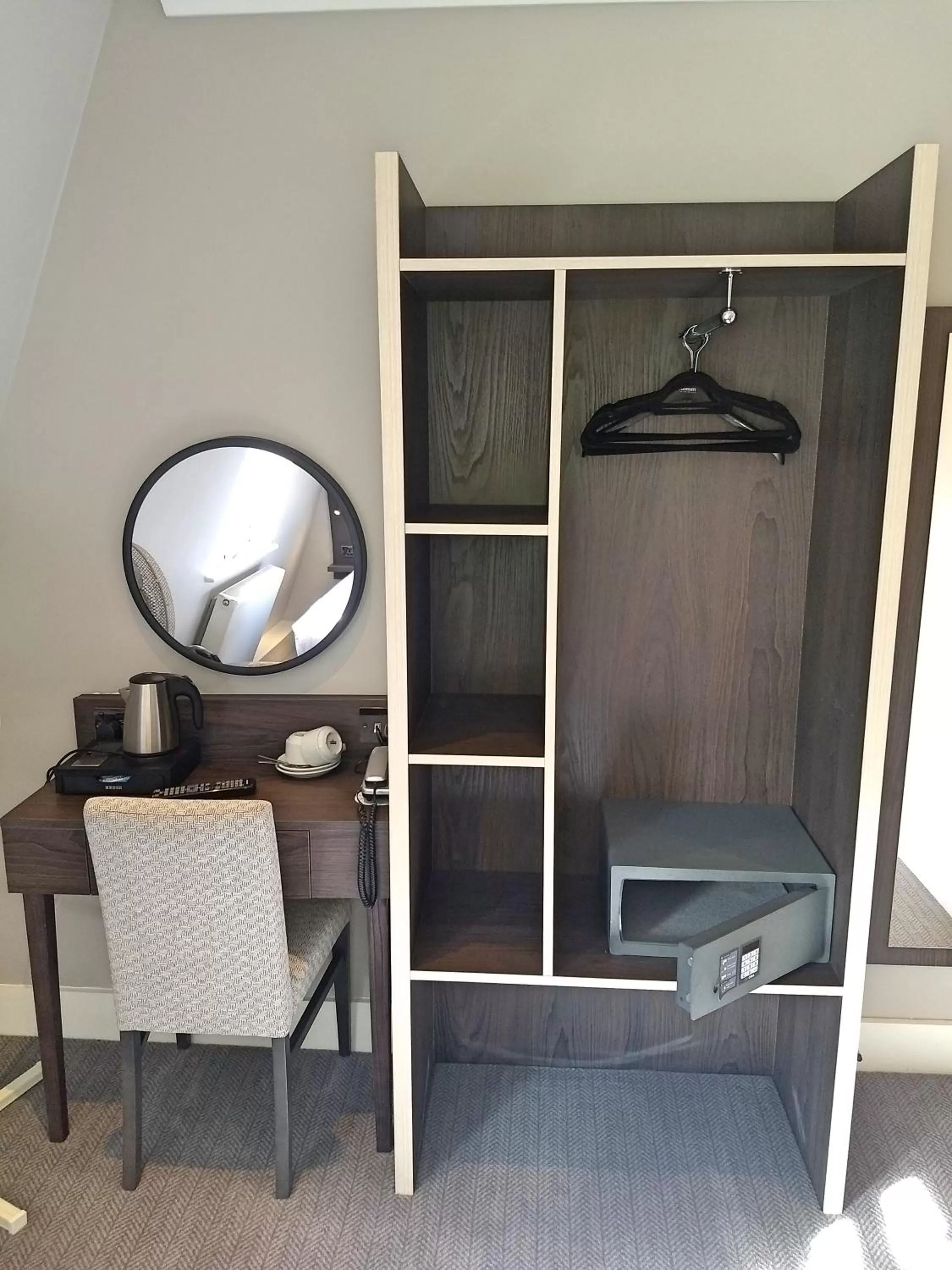 wardrobe in Garden Court Hotel