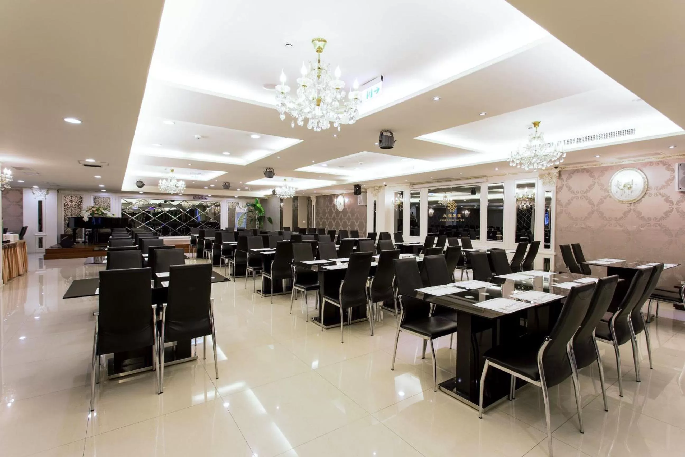 Restaurant/places to eat in Ever Luck Hotel