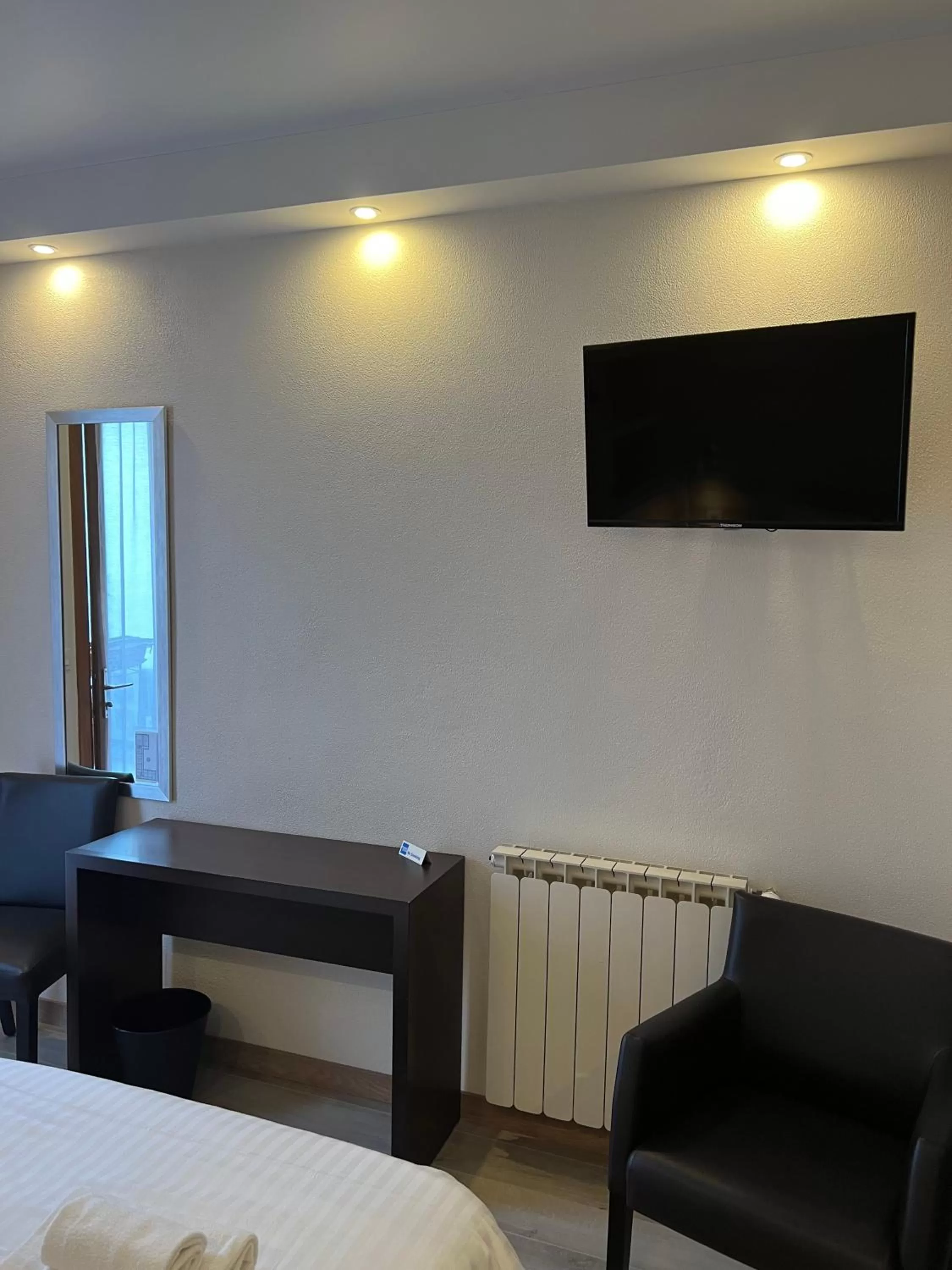 Bedroom, TV/Entertainment Center in Au Bec Fin Hôtel