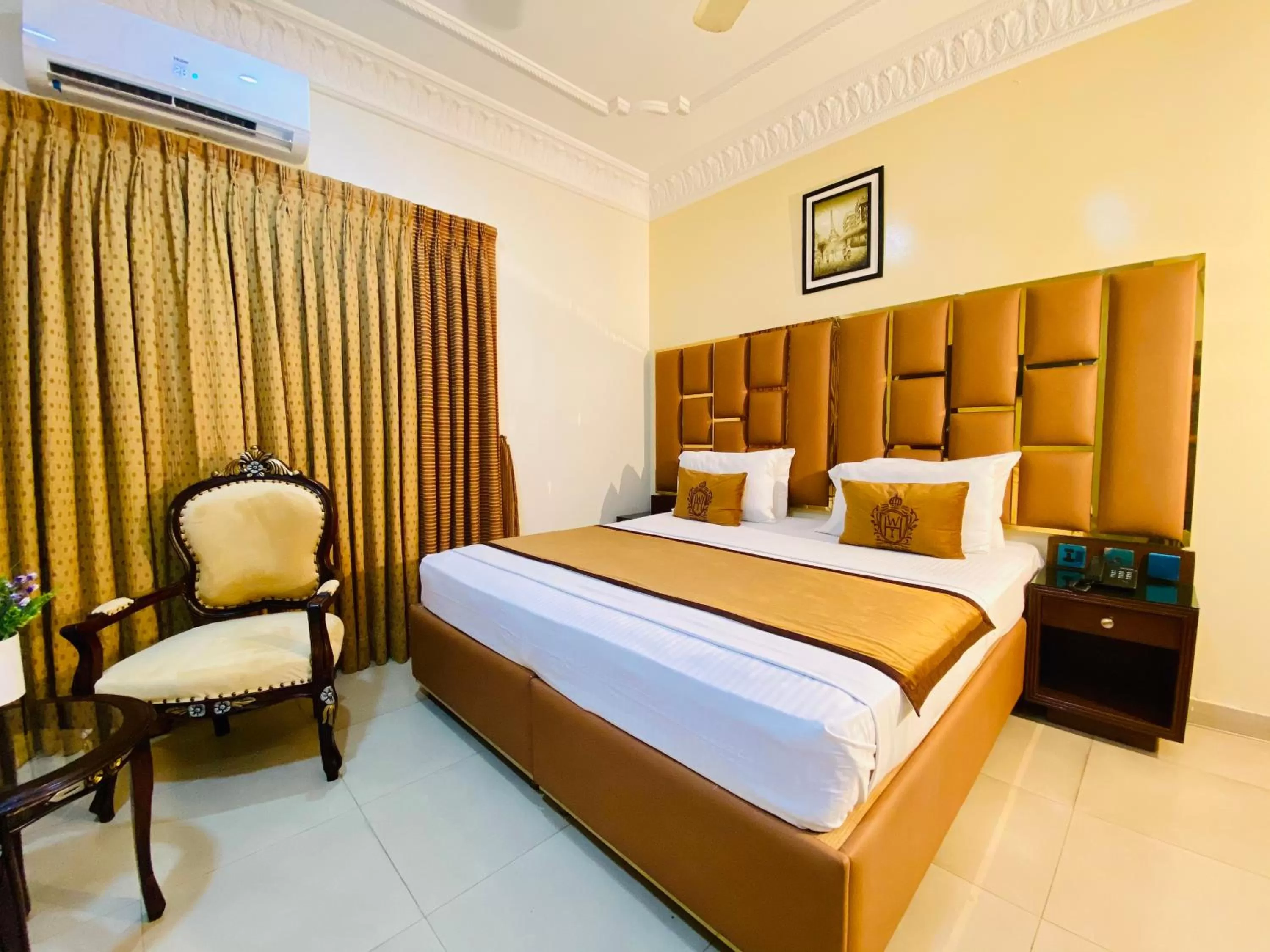 Photo of the whole room, Bed in World Inn Karachi