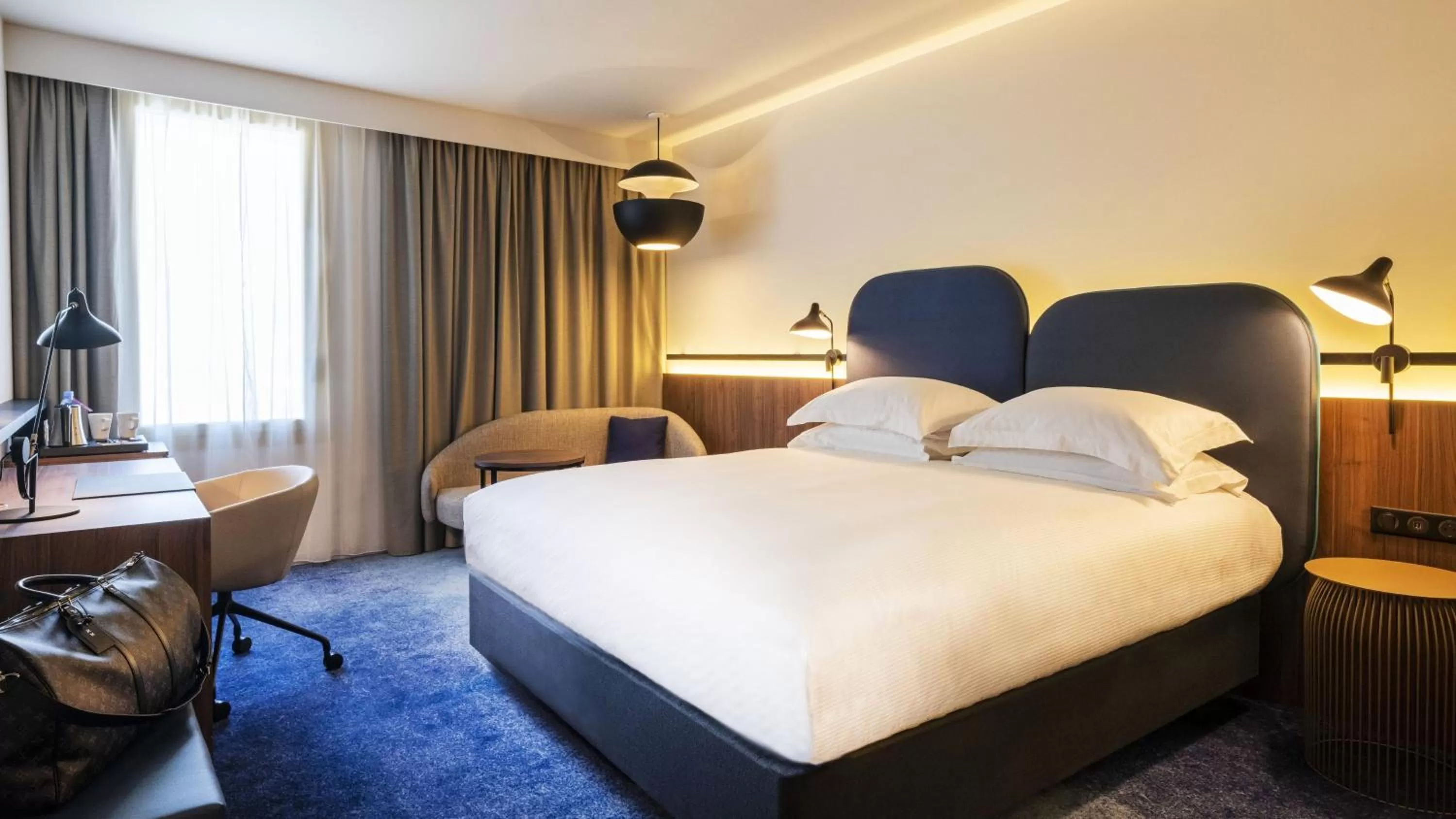 Photo of the whole room, Bed in Crowne Plaza - Nice - Grand Arenas by IHG