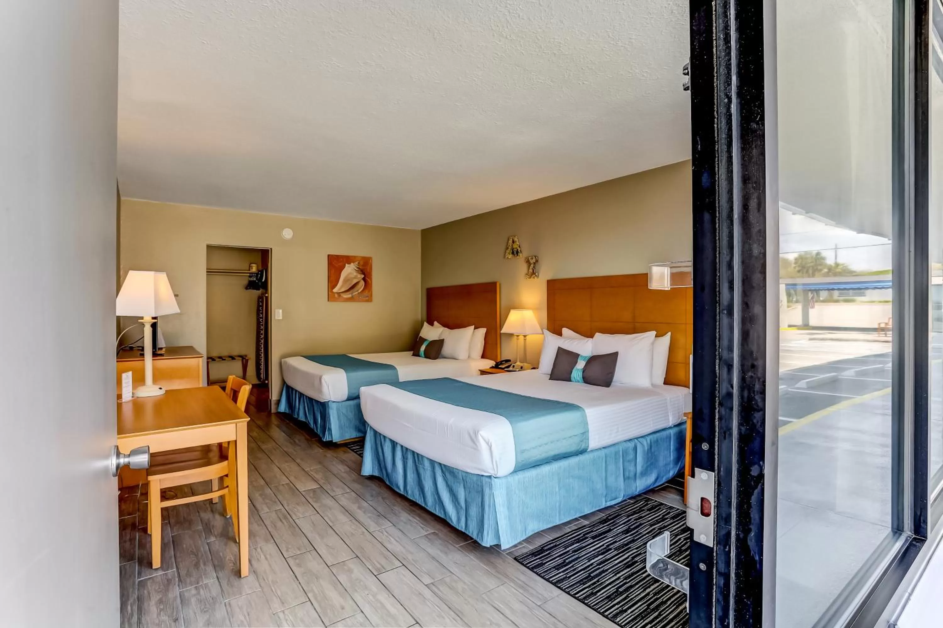 Photo of the whole room, Bed in Beachside Motel - Amelia Island