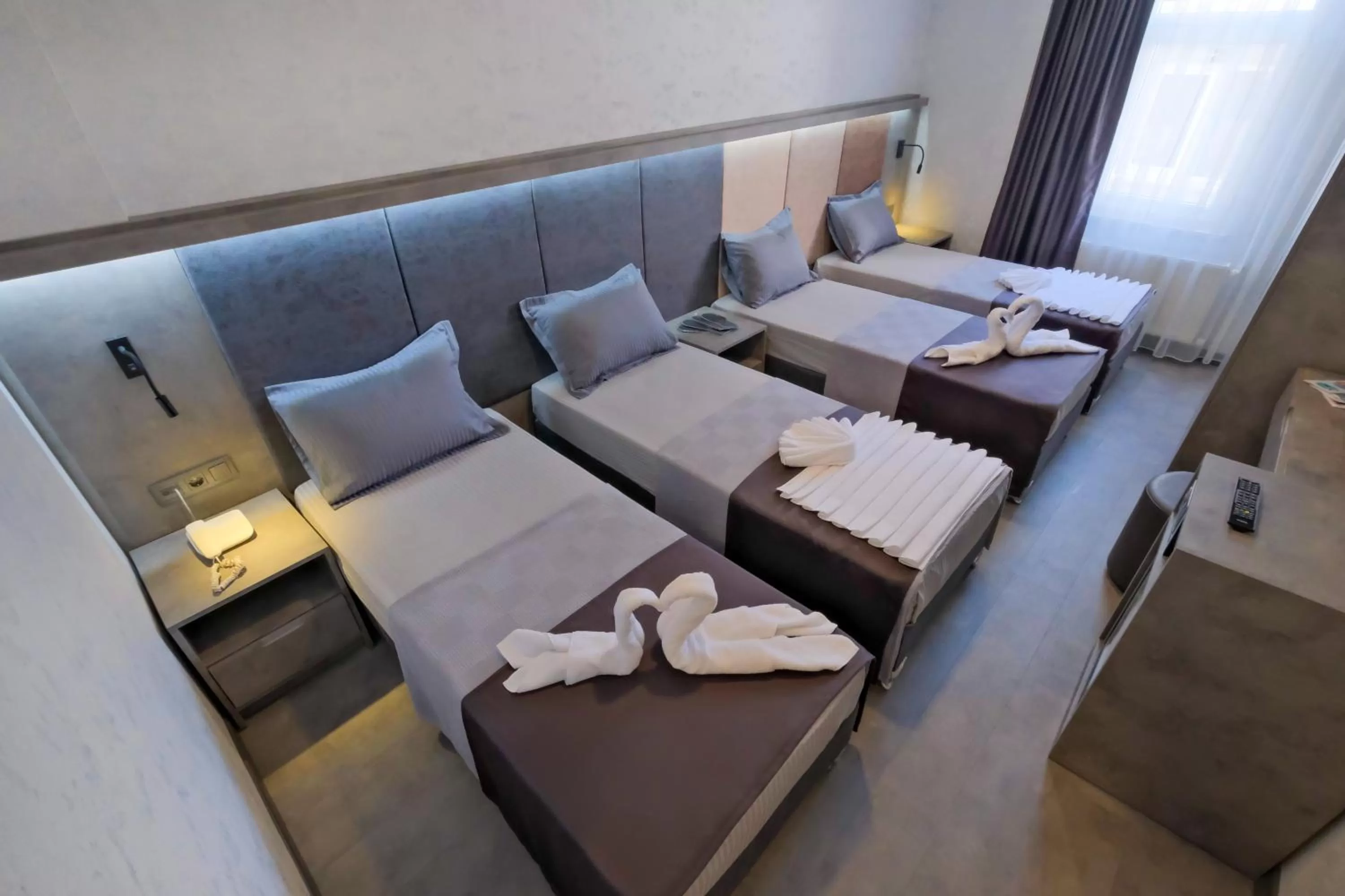 Photo of the whole room, Bed in The Queen Hotel