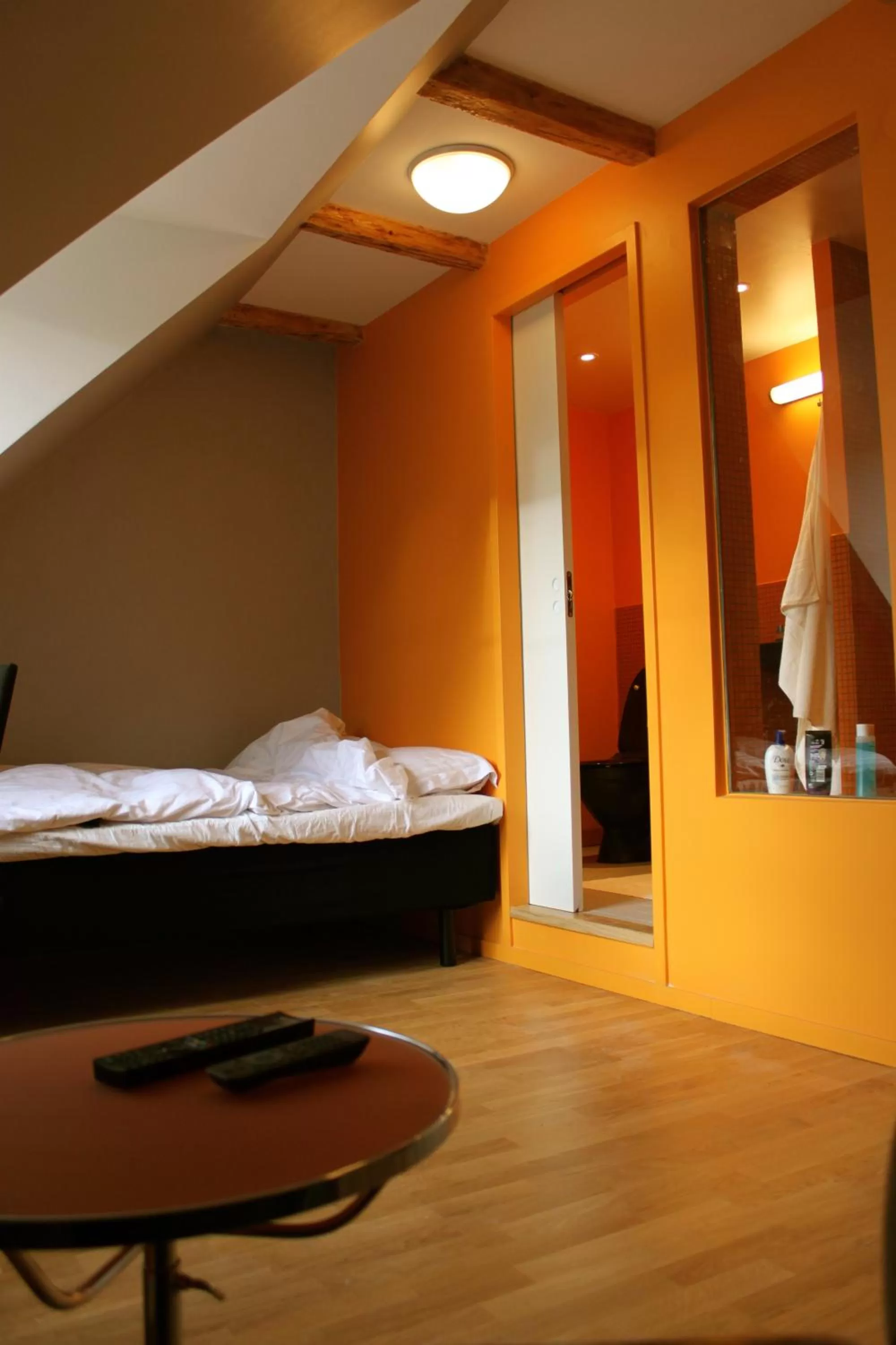 Decorative detail, Bed in Magles Smiley Inn