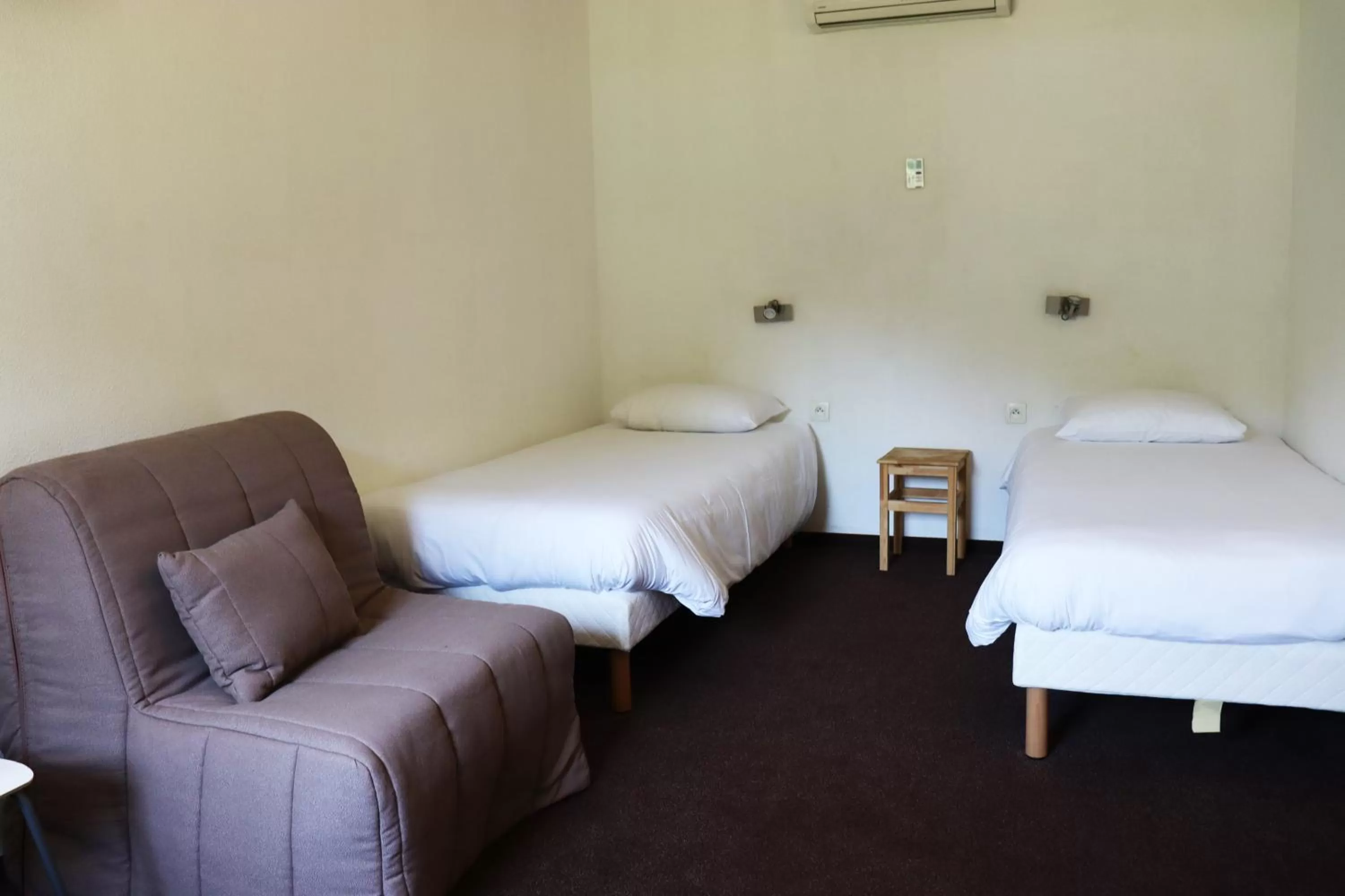 Bed in Hôtel Lémand Lyon Est - Villefontaine