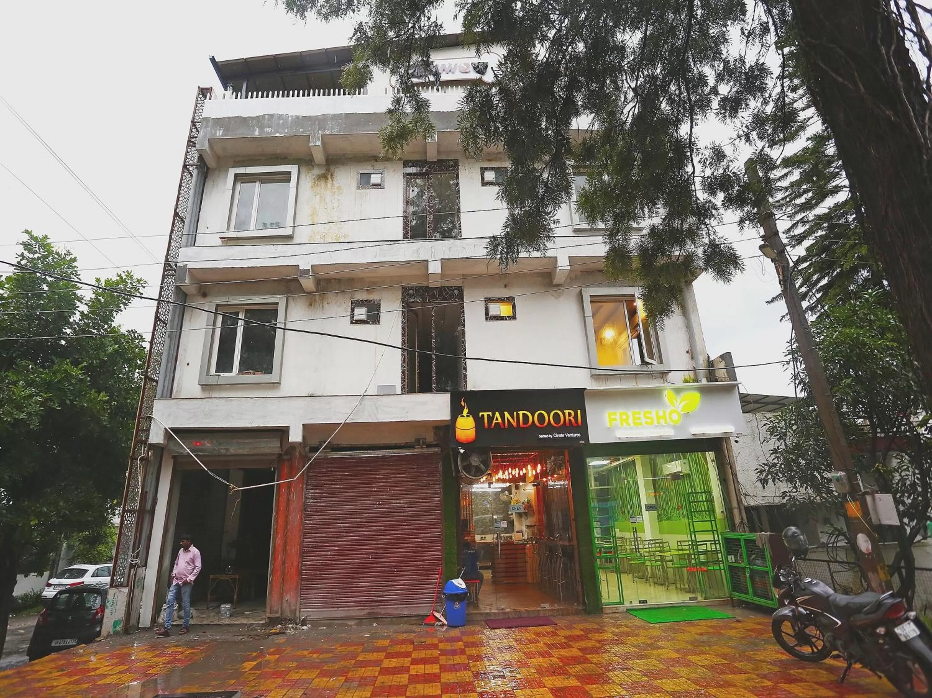 Facade/entrance, Property Building in Super OYO Capital O Hotel Rosewood Inn