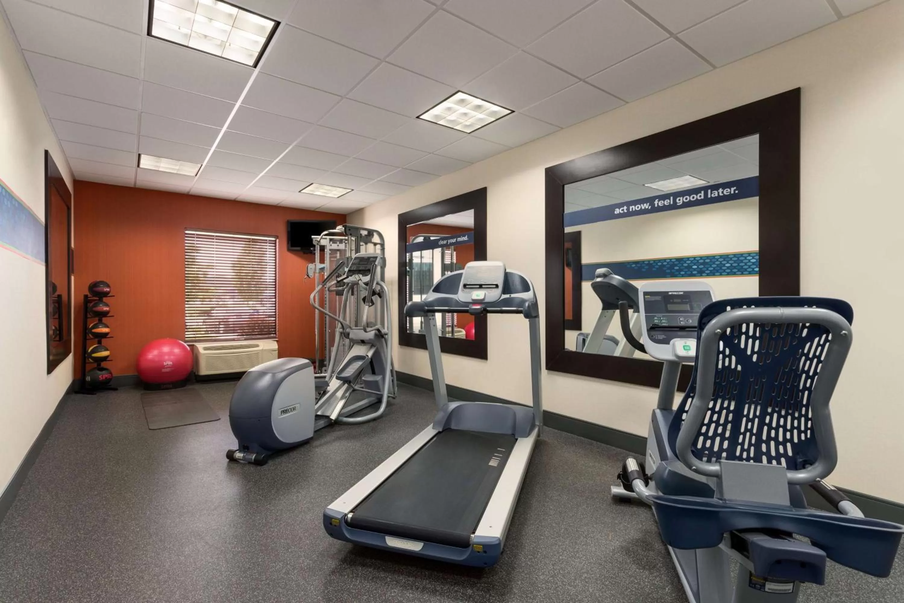 Fitness centre/facilities in Hampton Inn Belle Vernon