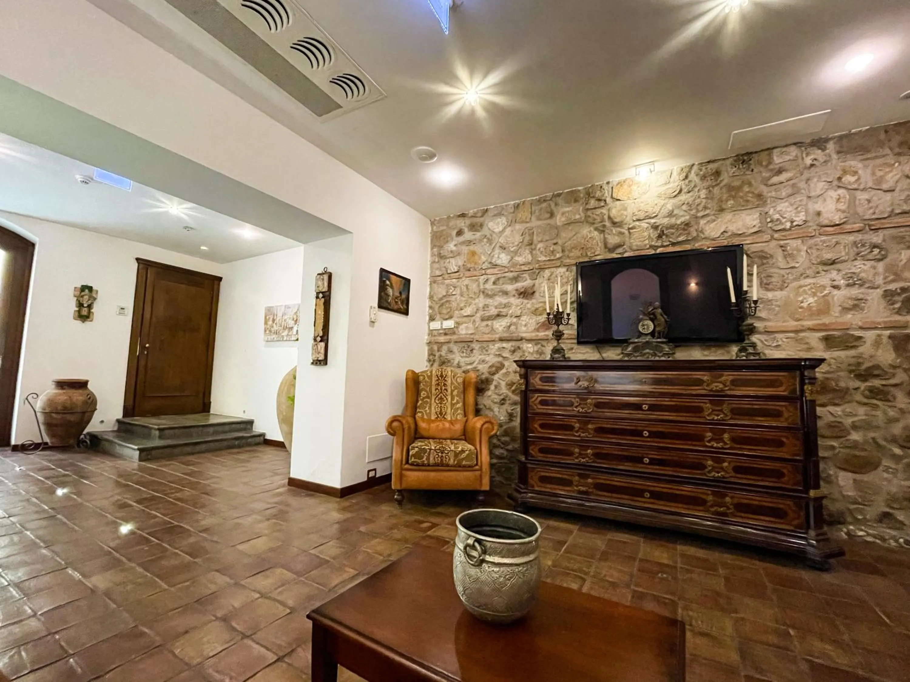 Communal lounge/ TV room in Hotel La Plumeria