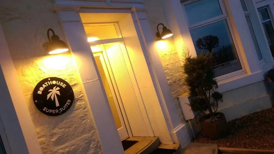 Night in Boat House Super Suites