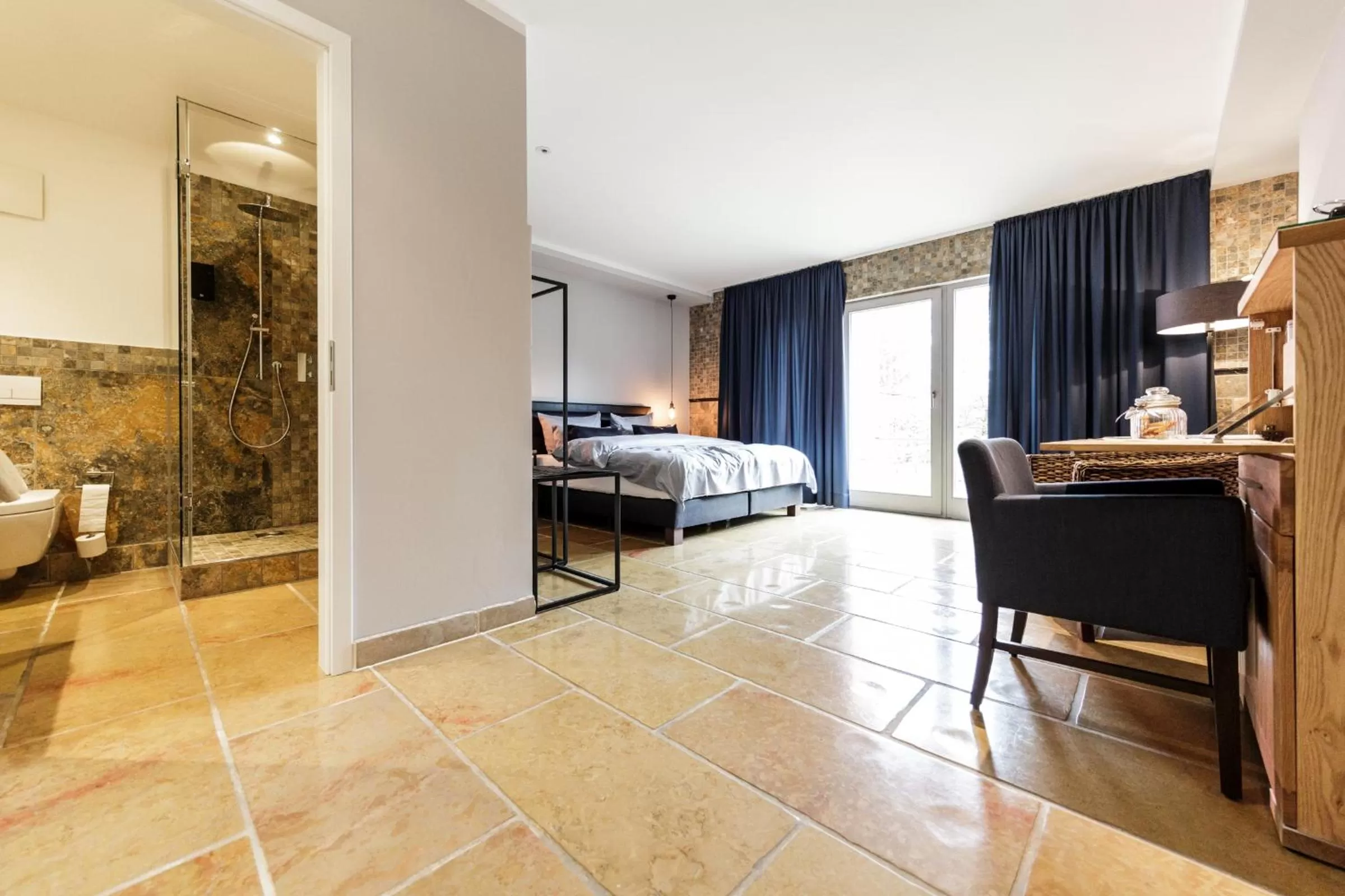 Photo of the whole room, Bed in cantera by Wiegand