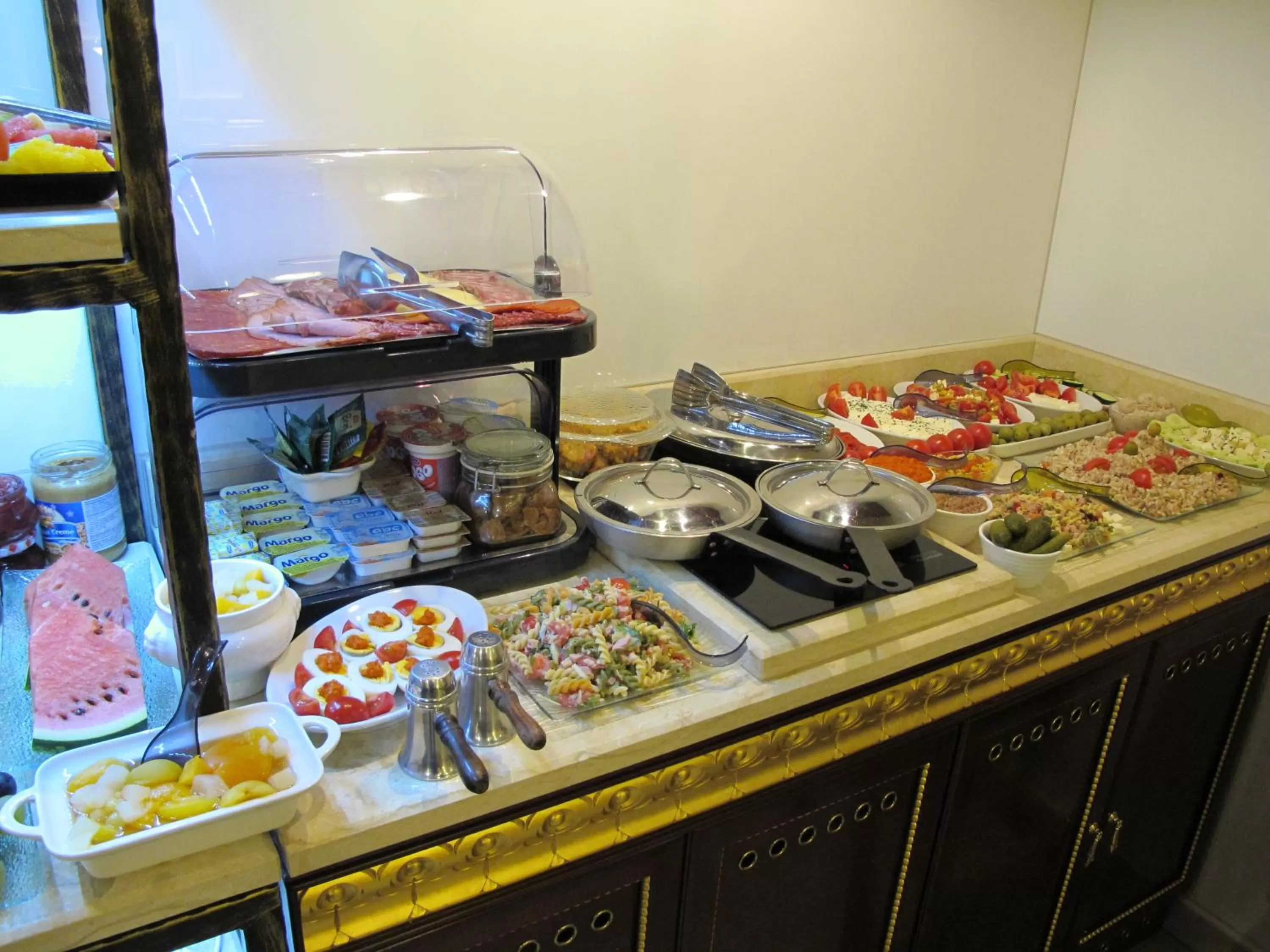 Food in Arbia Dorka Heritage Palace