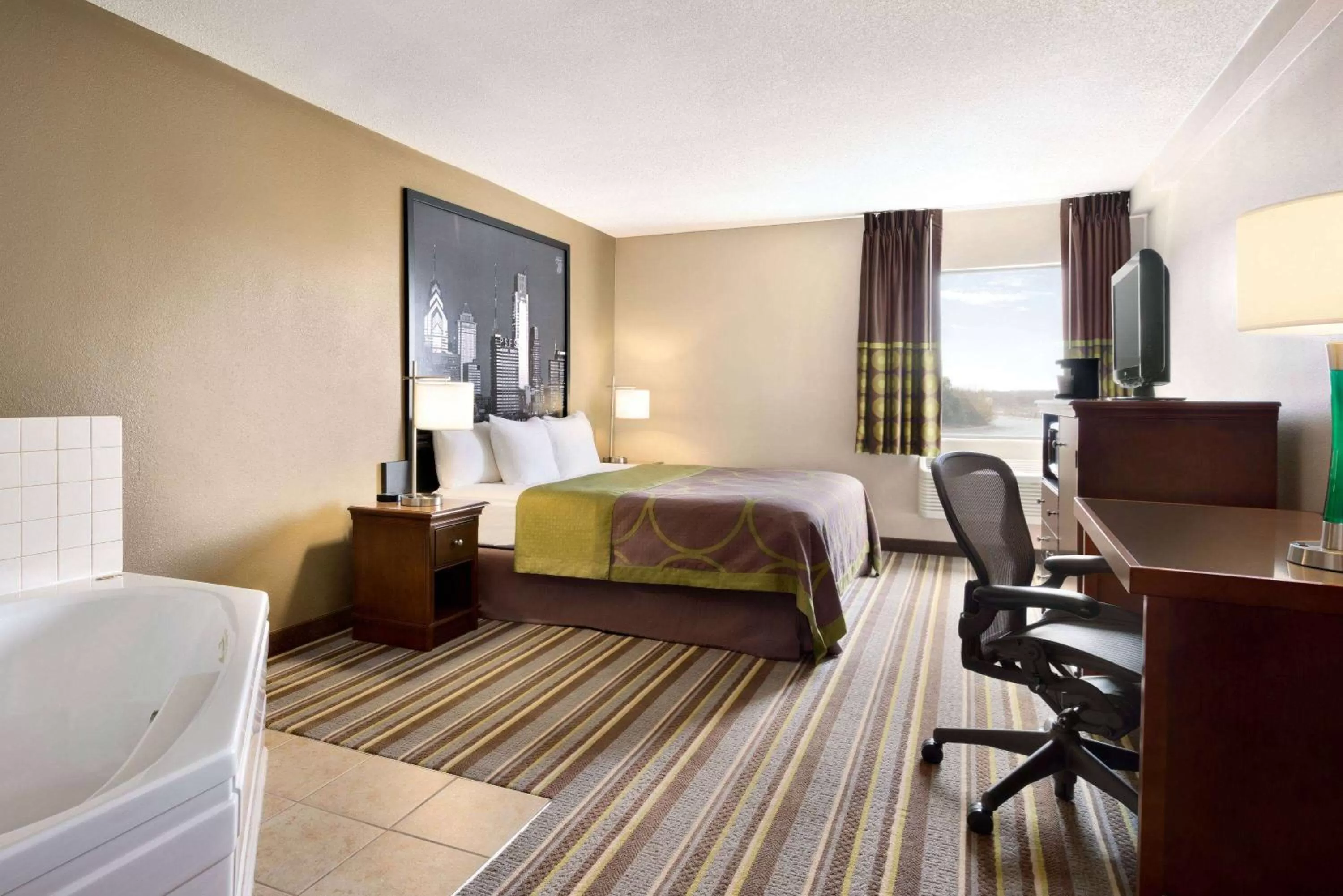 Hot Tub, Bed in Super 8 by Wyndham Chambersburg I-81