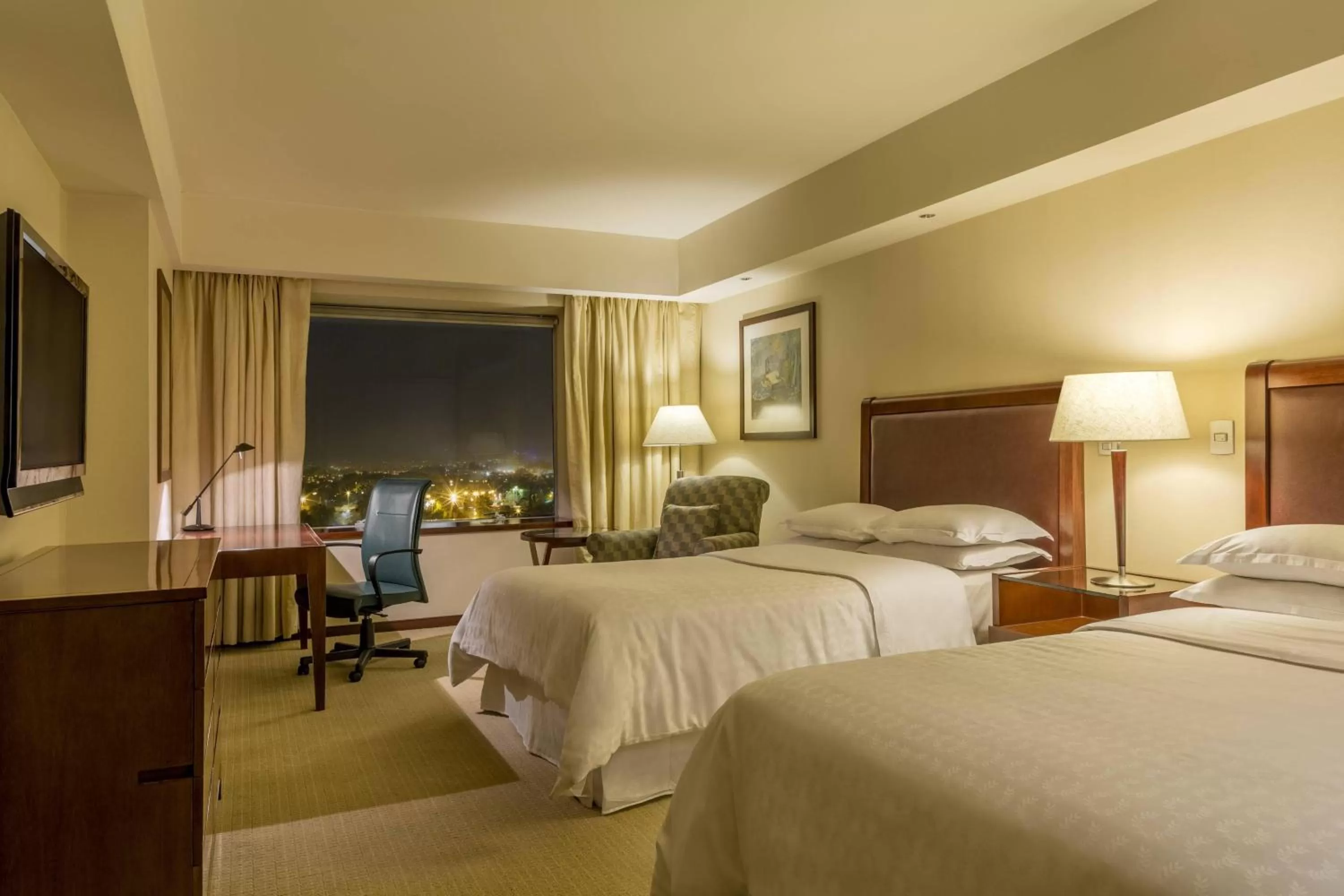 Photo of the whole room, Bed in Sheraton Mendoza Hotel