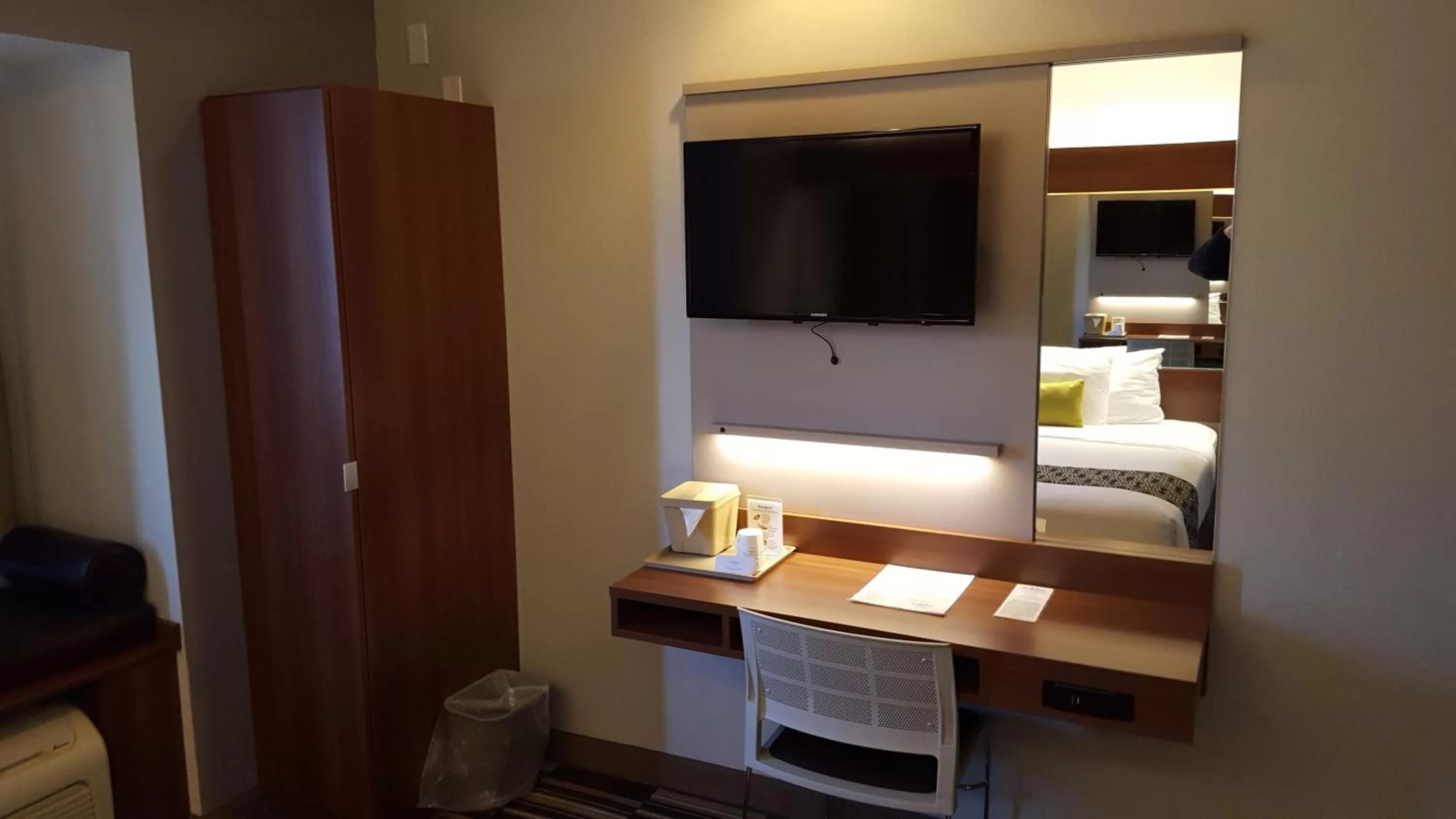 Photo of the whole room, Bed in Microtel Inn & Suites by Wyndham Bellevue