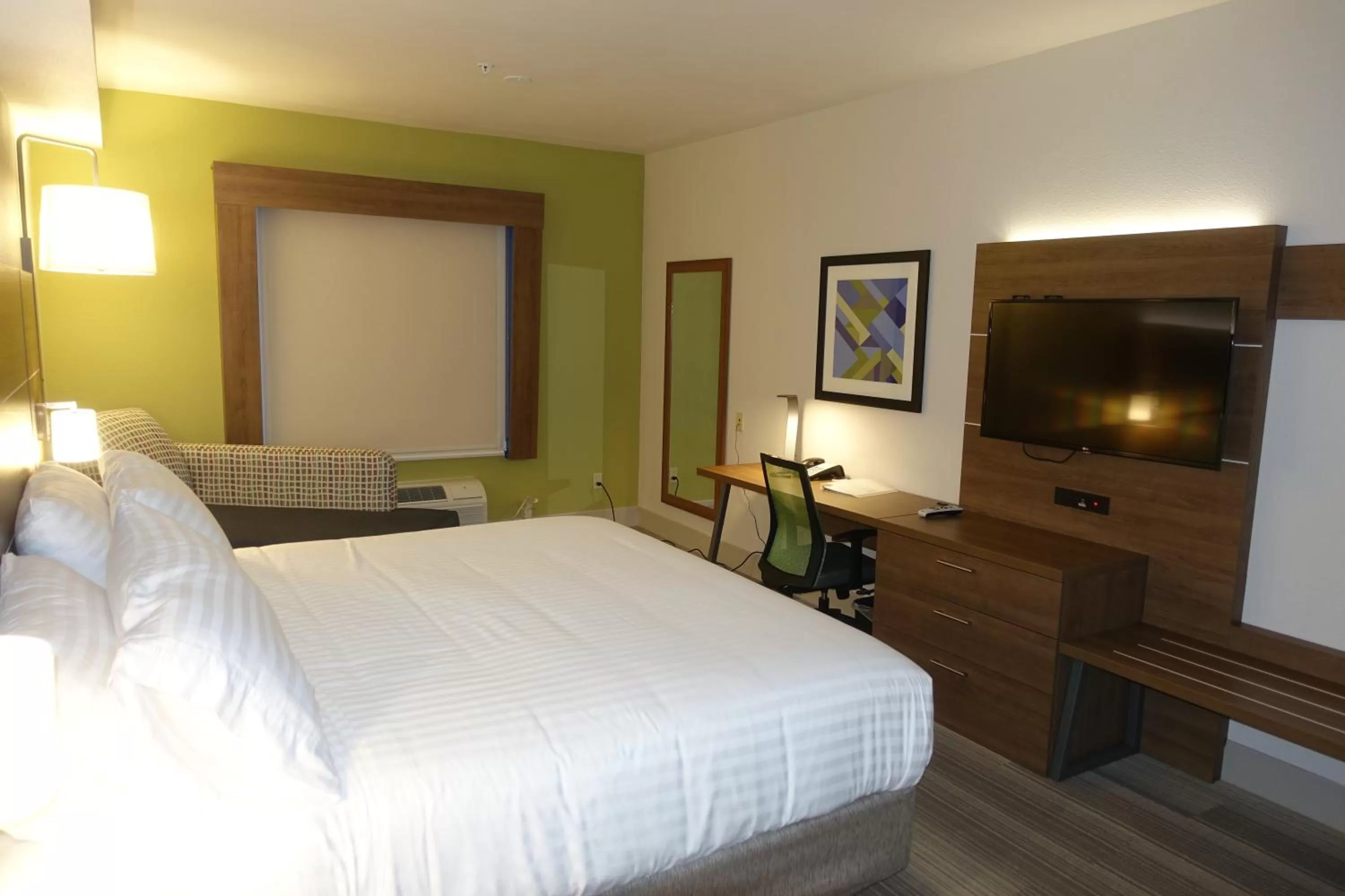 Photo of the whole room, Bed in Holiday Inn Express & Suites Brentwood