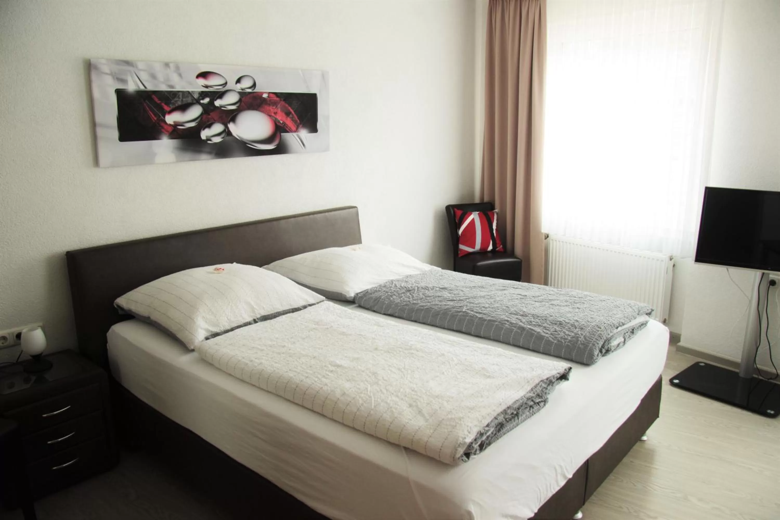 Photo of the whole room, Bed in Hotel am Markt