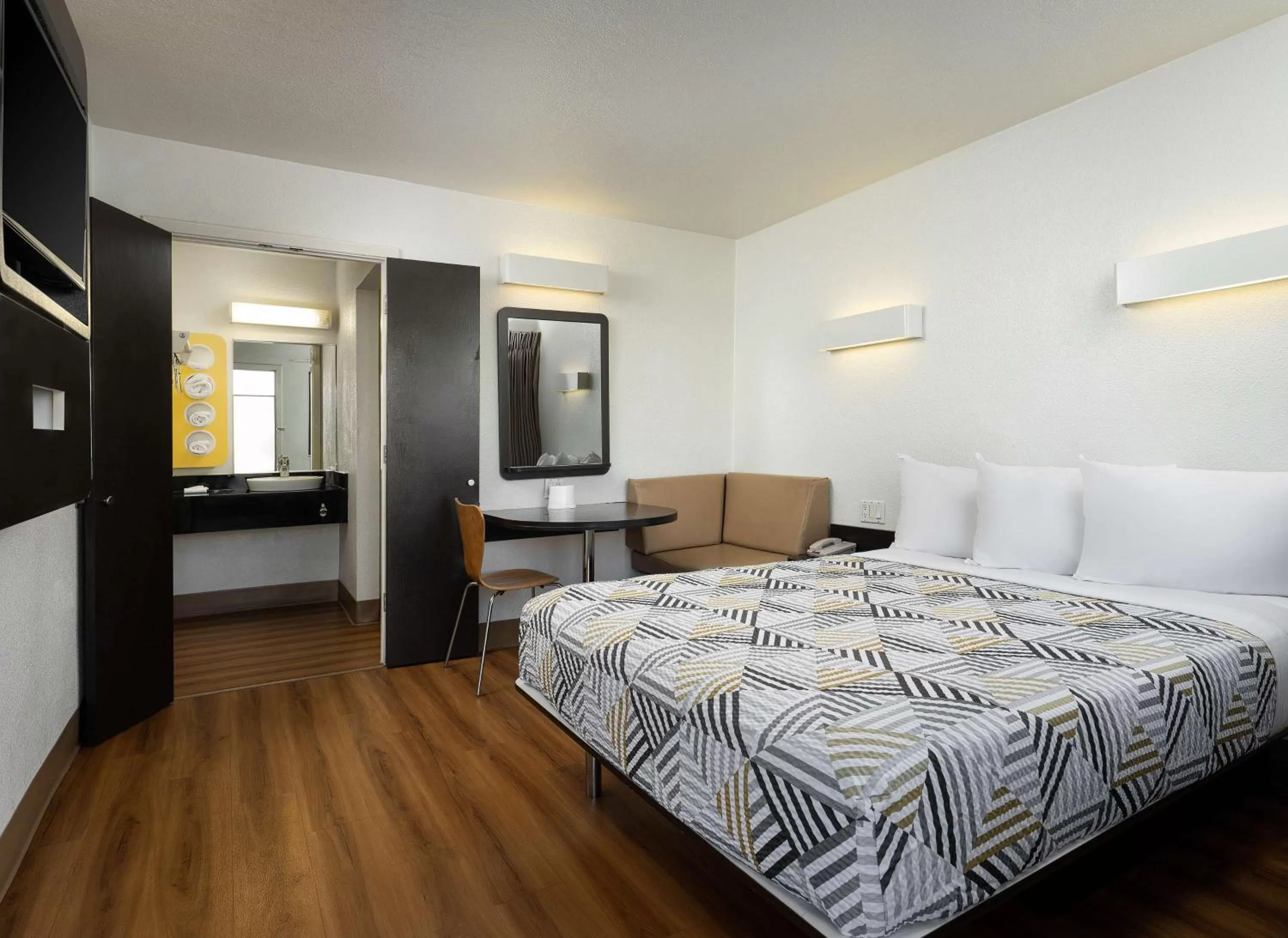 Bedroom, Bed in Motel 6-Goleta, CA - Santa Barbara