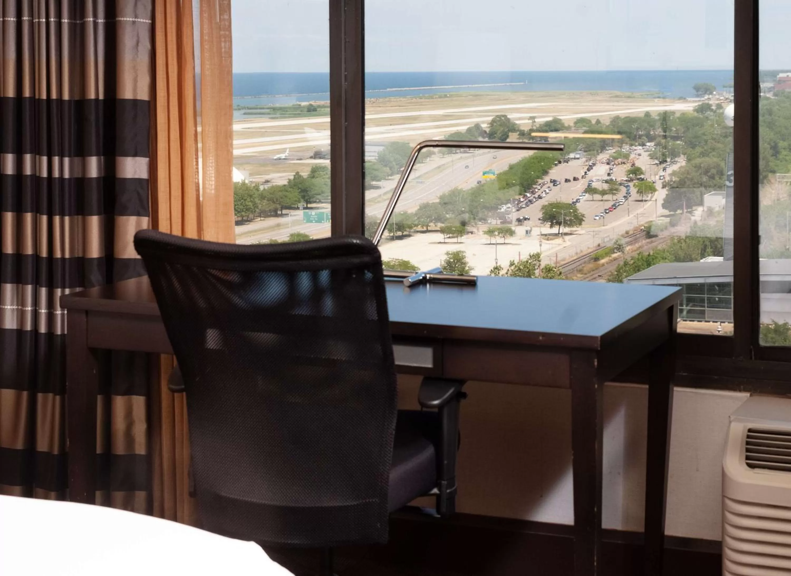 Bedroom in DoubleTree by Hilton Hotel Cleveland Downtown - Lakeside