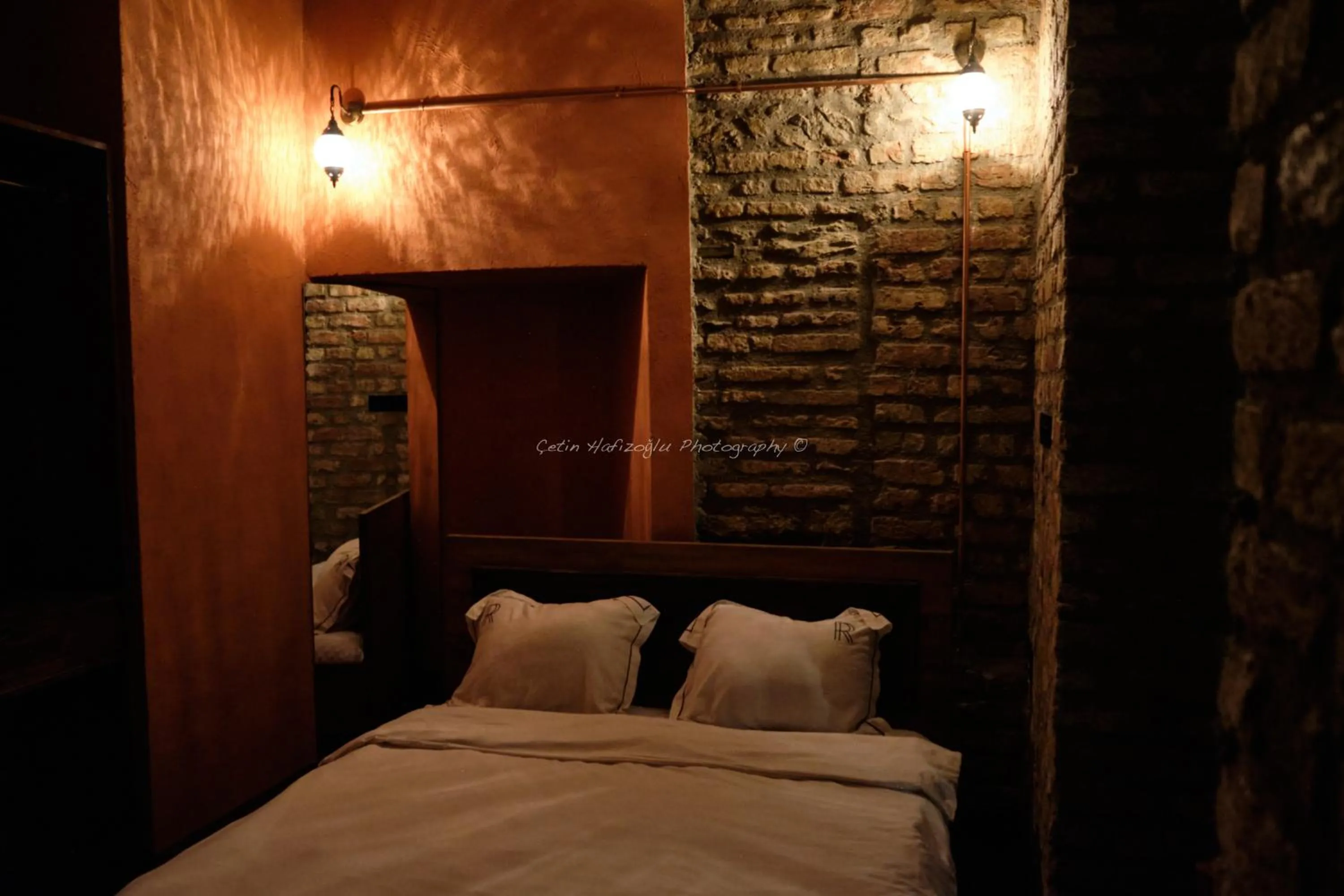 Photo of the whole room, Bed in Roya Rooms