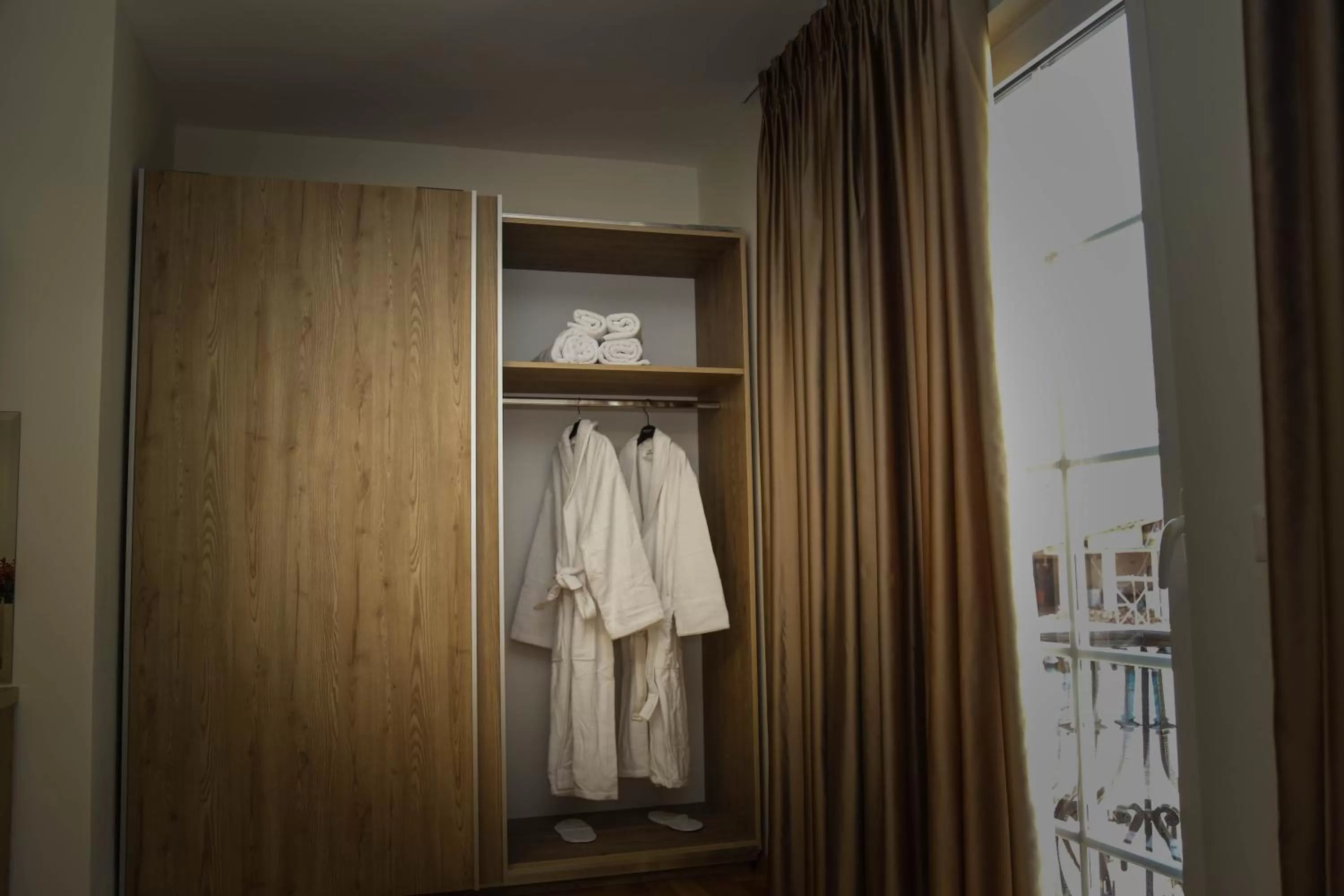 Photo of the whole room in Mervin Hotel