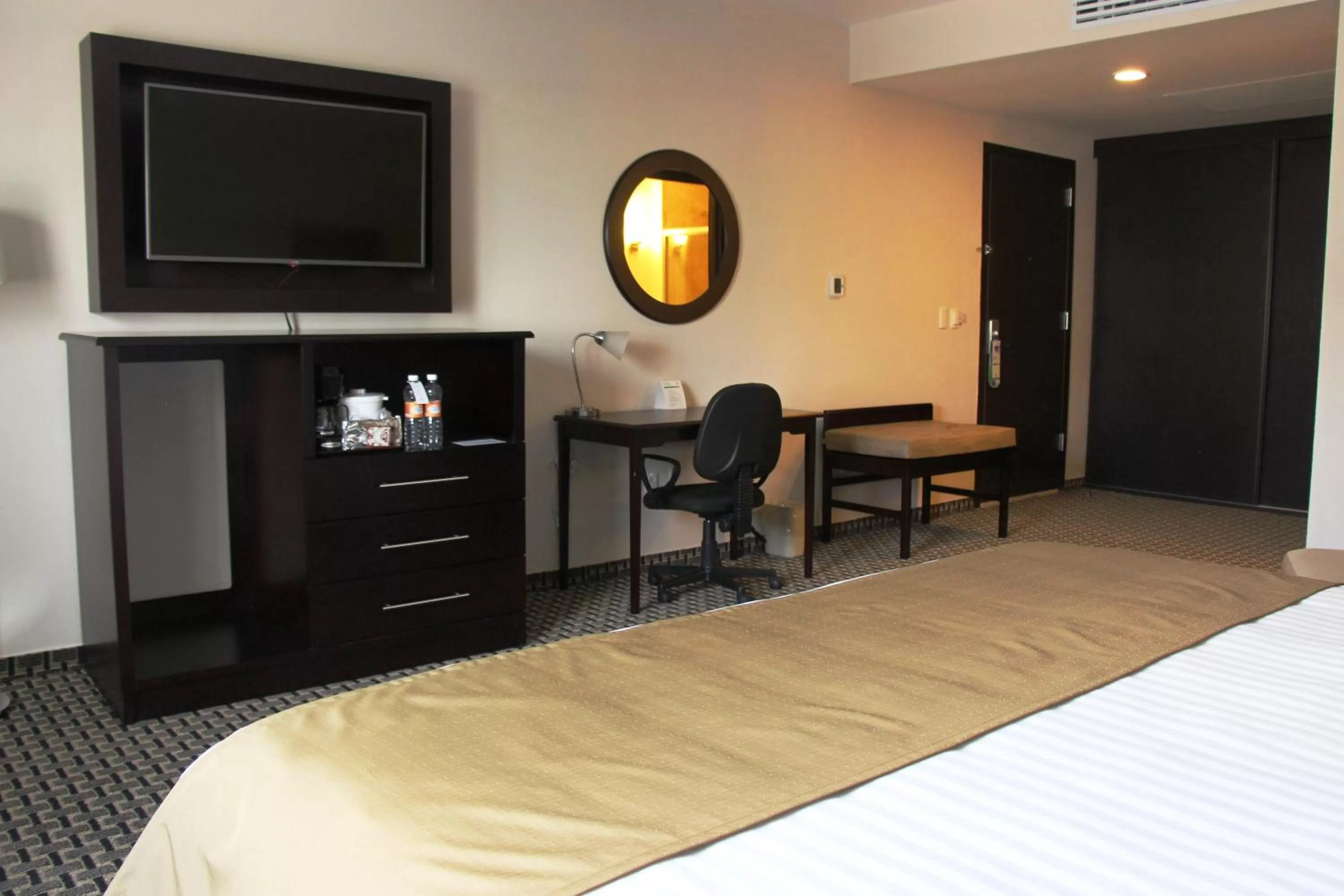 Photo of the whole room, Bed in Holiday Inn Mexico Santa Fe by IHG