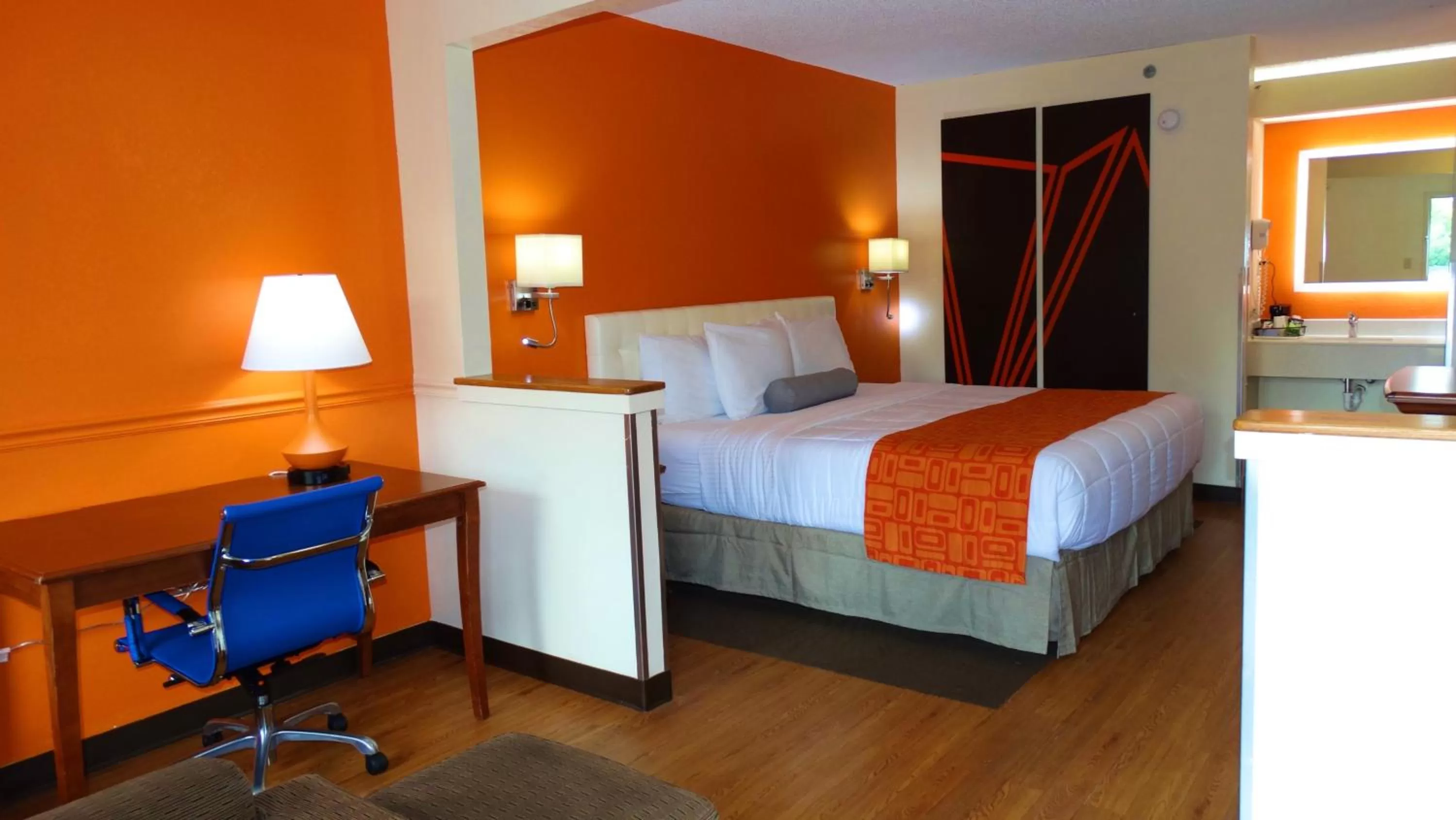 Photo of the whole room, Bed in Howard Johnson by Wyndham Savannah GA