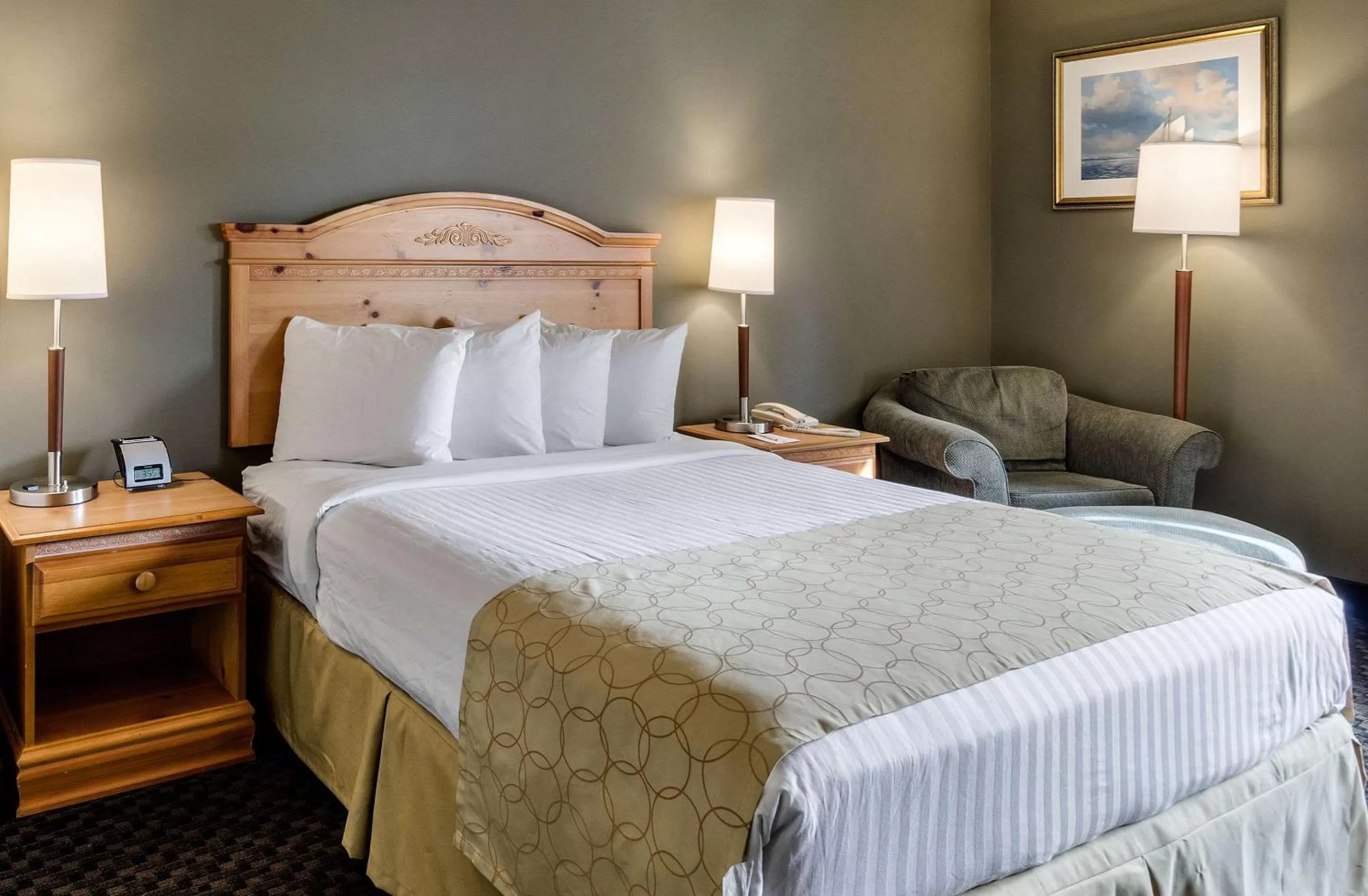 Photo of the whole room, Bed in Clarion Hotel Seekonk - Providence