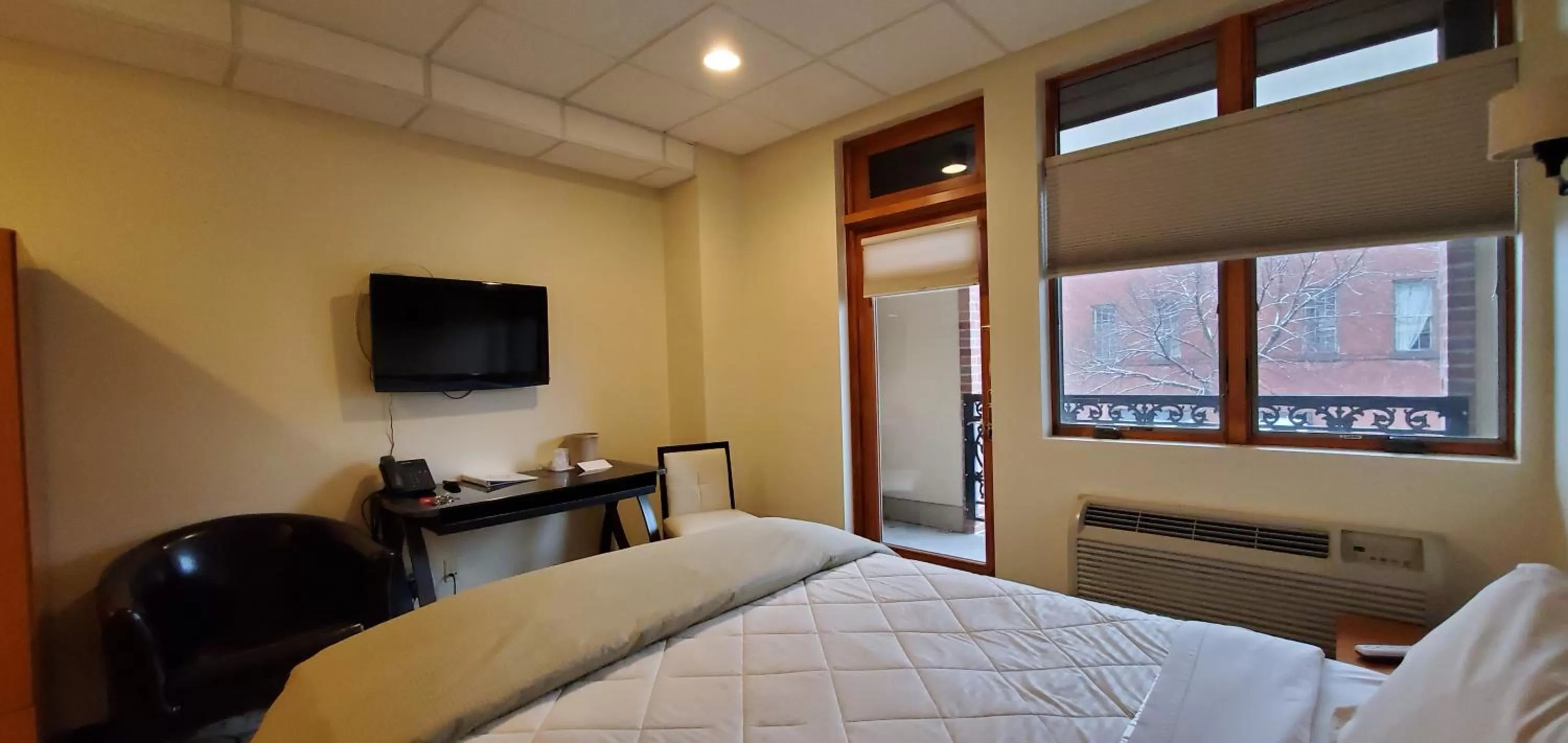 TV and multimedia, Bed in Lowell Inn