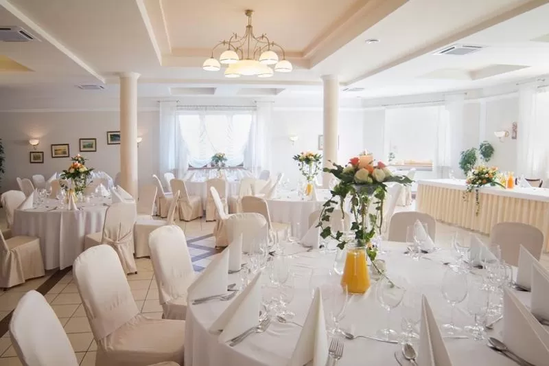 Restaurant/places to eat, Banquet Facilities in Gościniec Na Rozdrożu